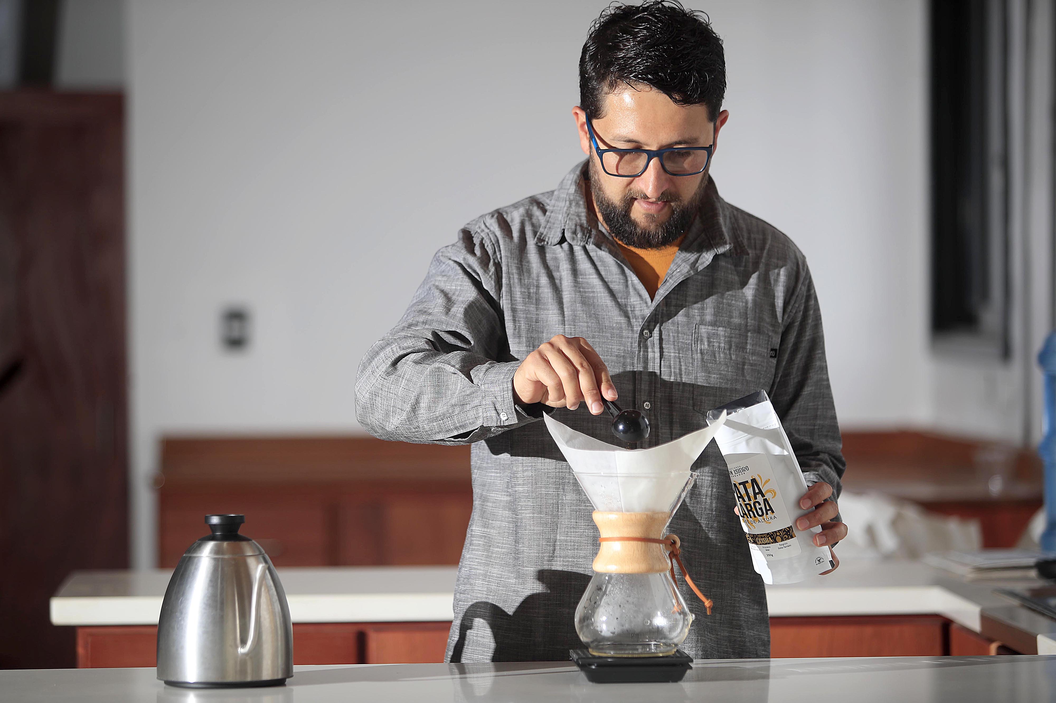 21/06/2023 Quebradillas de Santa María de Dota. Joel Monge Naranjo, ganador del premio Taza de la Excelencia. El productor de café ganó con una variedad Geisha en proceso miel (Honey), que cultiva en su finca El Cedro de San Isidro Labrador. En su labor lo acompaña su hijo Mathías.
