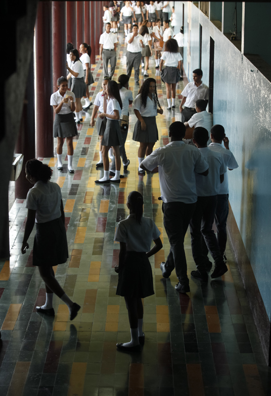 El MEP anuncia más esfuerzos para evitar el abandono de las aulas por alumnos. Aquí, estudiantes del Colegio Diurno de Limón. | JORGE ARCE