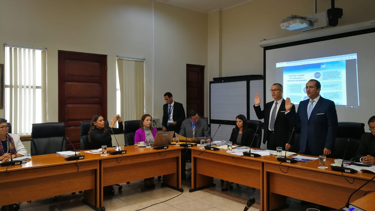 Este lunes, los funcionarios del TSE Ronald Chacón (de pie, a la izquierda) y Héctor Fernández declararon por segunda ocasión en la comisión especial que investiga las finanzas del Partido Acción Ciudadana (PAC) en las campañas electorales de 2002, 2006 y 2010. La comparecencia previa se realizó el lunes anterior. Foto: Sofía Chinchilla.