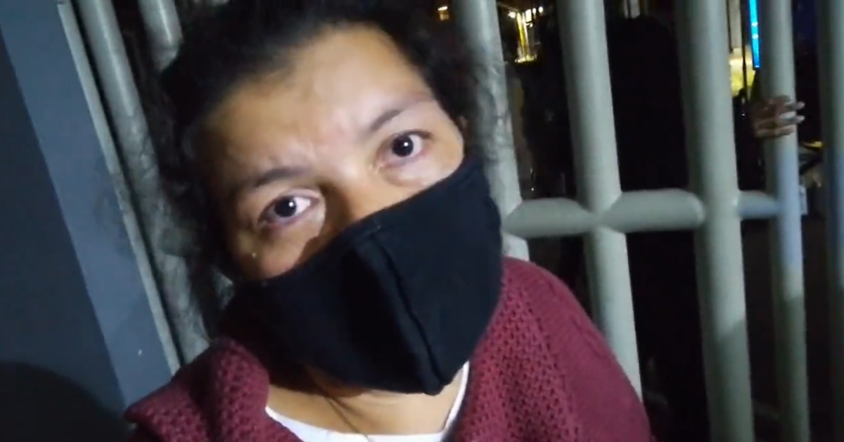 En el video que se divulga en redes sociales, la mujer relata que ella “agarró” a su hijo de seis años luego de que, en el hospital, le negaran su solicitud de no vacunar al niño hasta que llegara su abogado.