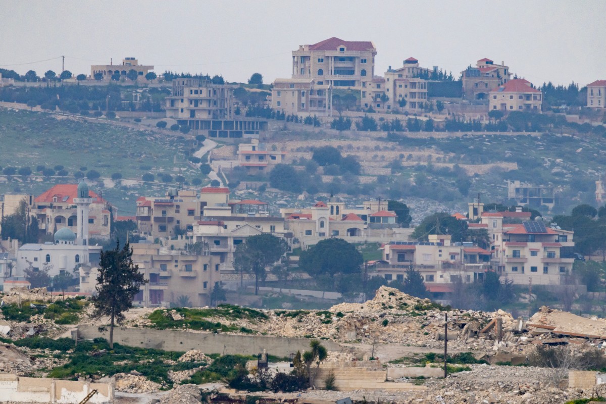 El ministro de Defensa israelí afirmó ese día que la infraestructura libanesa sufrirá daños cada vez mayores mientras Israel ataca a Hezbollah, después de que el ejército destruyera un puente sobre el río Litani en el sur del país.