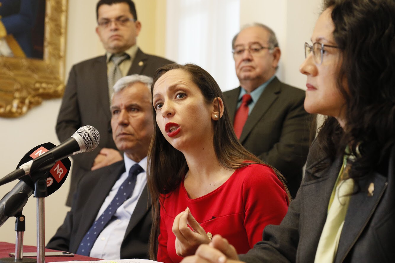 18/06/2018. Asamblea Legislativa. La presidenta del Congreso, Carolina Hidalgo, aseguró en conferencia que el plazo para apelar el informe sobre Luis Guillermo Solís se venció antes de que ella conociera del documento. La acompañan Luis Ramón Carranza y Mario Castillo (ambos atrás), así como Víctor Morales y Nielsen Pérez, todos del PAC. Foto: Asamblea Legislativa.