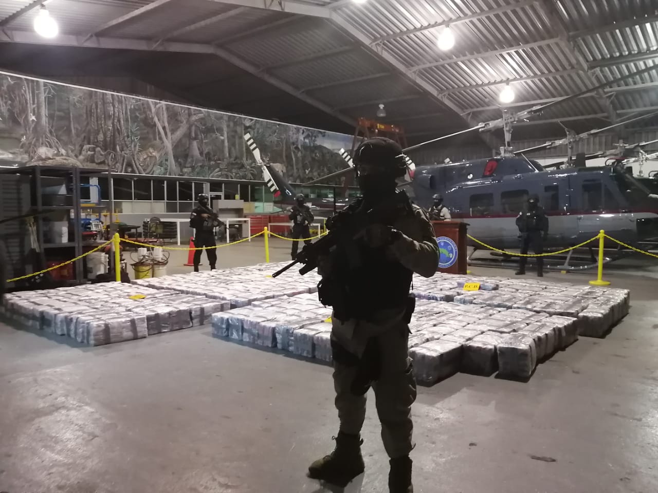 El Ministerio de Seguridad Pública mostró avanzada la tarde de este sábado la droga decomisada, como parte de una conferencia de prensa en Base 2 del Aeropuerto Juan Santamaría. Foto: José Andrés Céspedes