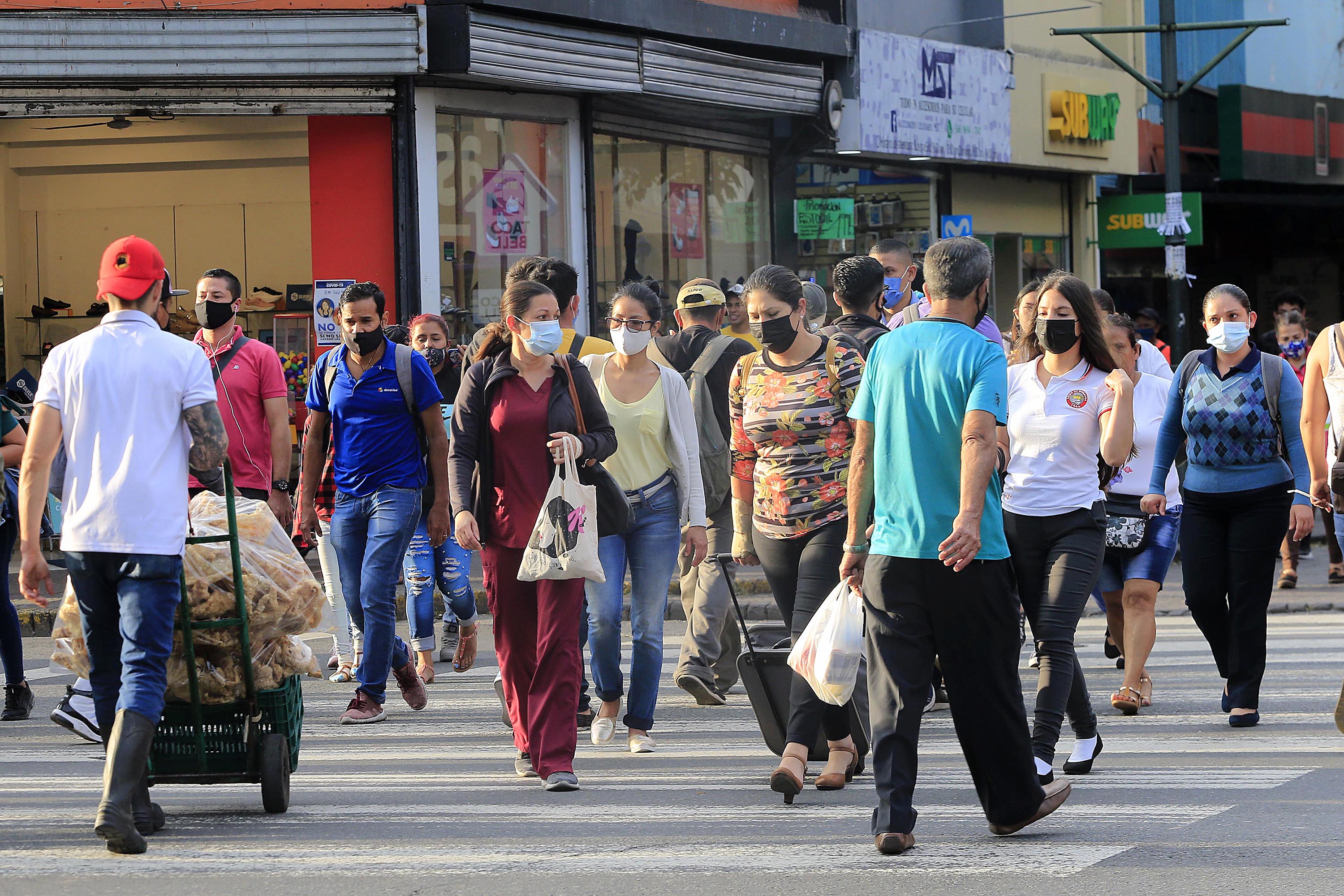06/04/2021 San José, Avenida Segunda. Gente caminando por el centro de la capital. La mayoría de las personas usan adecuadamente la mascarilla pero otros ni siquiera la usan a pesar de que se mueven en medio de aglomeraciones. Muchos son trabajadores que regresan de su labor, y algunos de ellos son empleados públicos a propósito del proyecto de ley de empleo público que se tramita en la Asamblea Legislativa. Foto: Rafael Pacheco