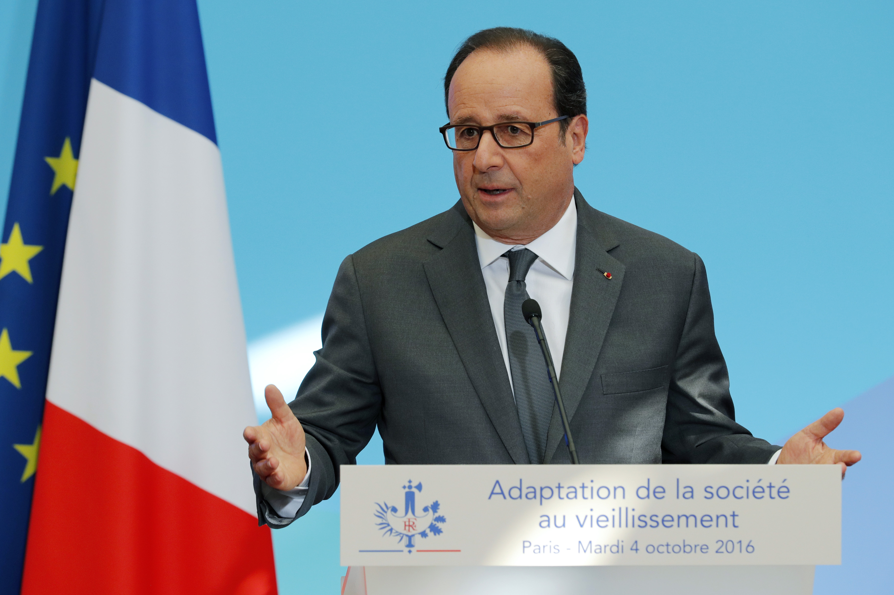 El presidente francés François Hollande brindó un discurso durante una ceremonia el martes en el palacio presidencial en París.