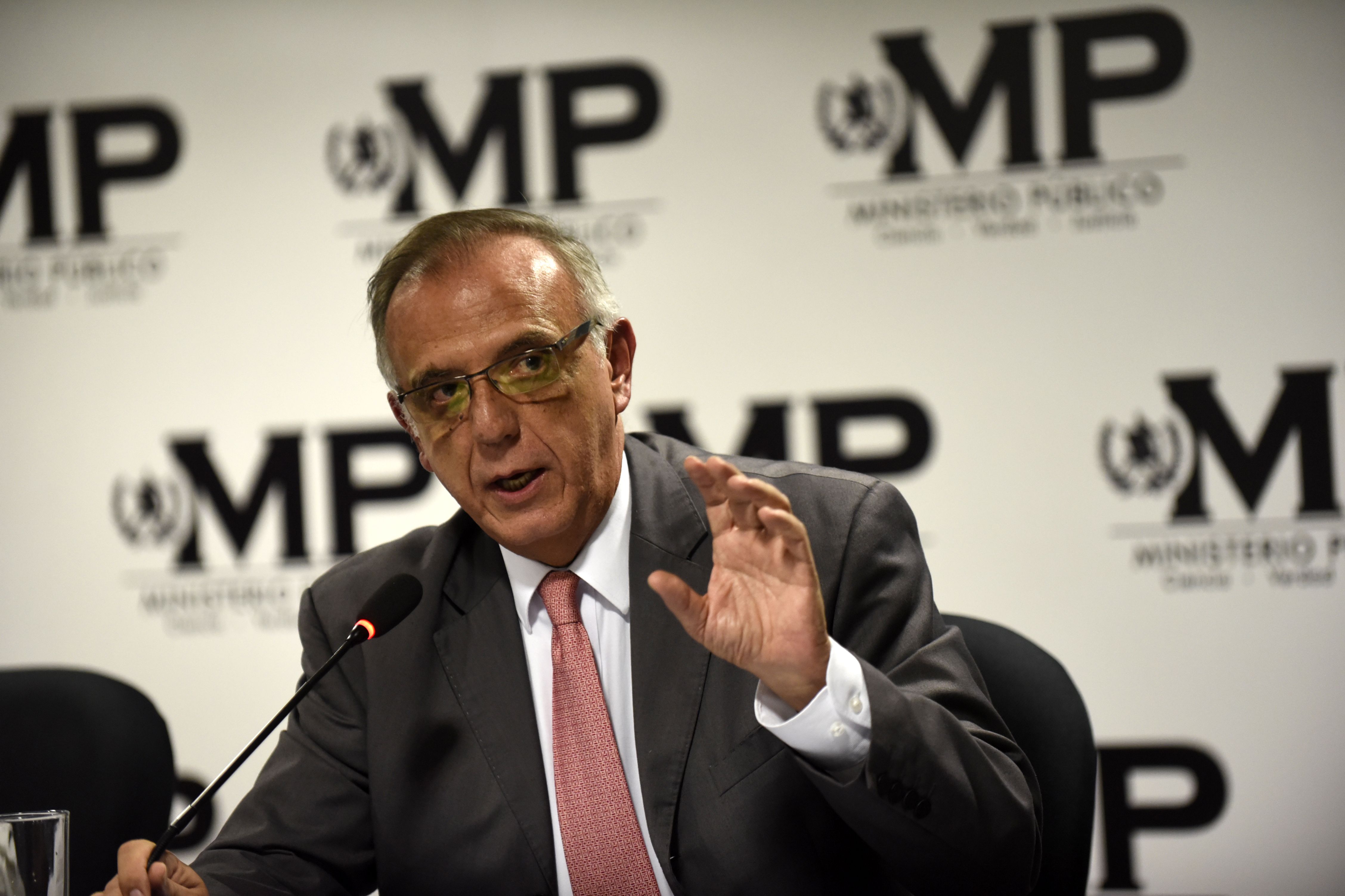 El jefe de la Comisión Internacional contra la Impunidad en Guatemala (Cicig), Iván Velásquez, de Colombia, habla en una conferencia de prensa con la Fiscal General guatemalteca Thelma Aldana (fuera de la imagen), en Ciudad de Guatemala el 25 de enero de 2018. La fiscalía y la Cicig desmantelaron otra red de corrupción en Guatemala el jueves.