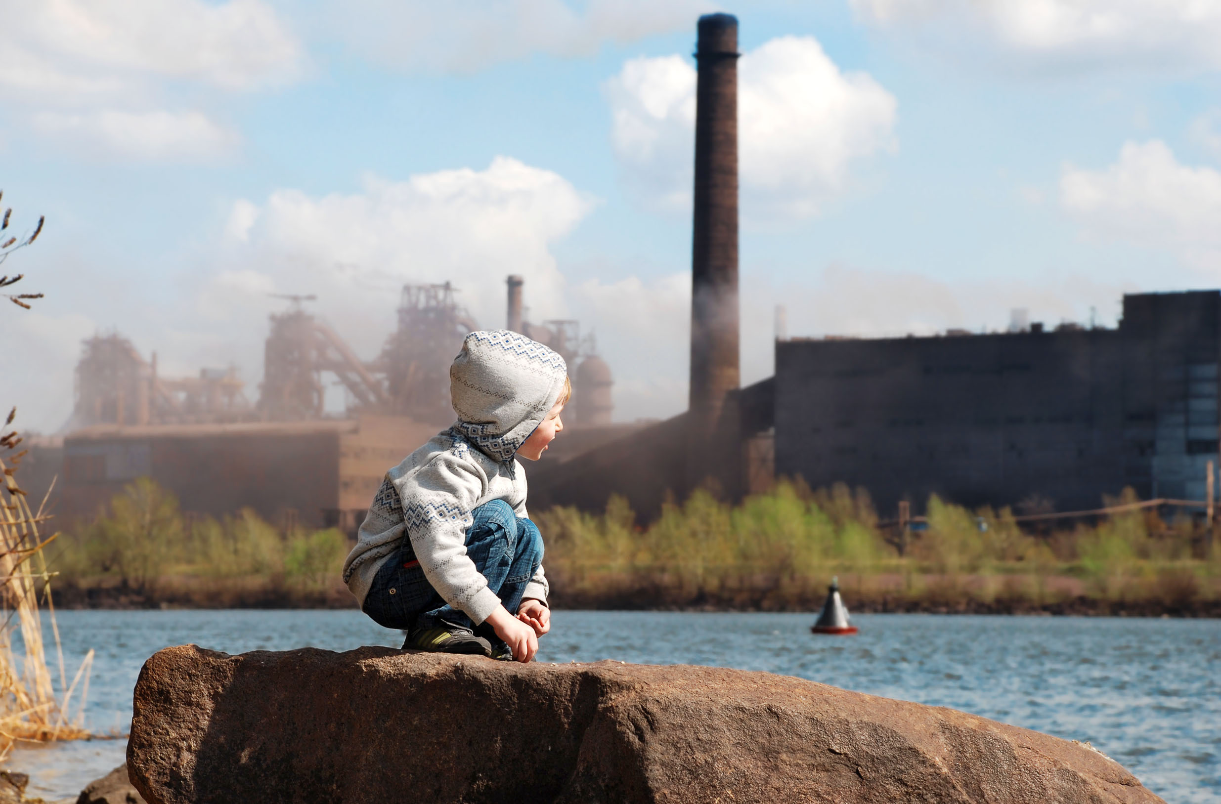 La contaminación ambiental de las chimeneas utilizadas en diferentes tipos de industria trae consecuencias para la salud de los niños y adolescentes. Shutterstock