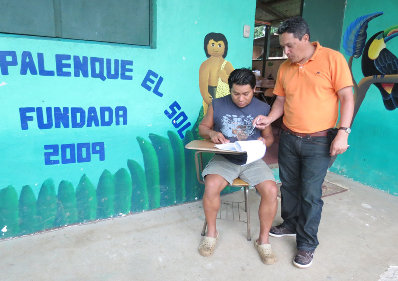 Óscar González, asesor técnico del Programa Interamericano de Facilitadores, oficializó el nombramiento de Odir Blanco en Guatuso. | ÉDGAR CHINCHILLA.