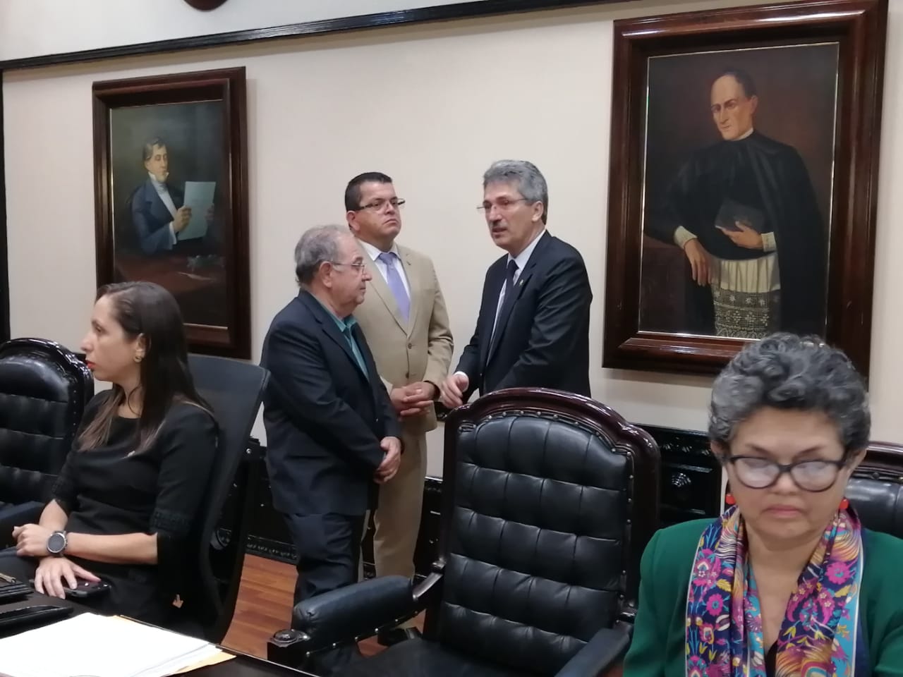 Welmer Ramos (a la derecha, de saco negro) conversó con sus compañeros de fracción Mario Castillo (a la izquierda) y Luis Ramón Carranza, luego de hablar ante el plenario legislativo. También aparecen las diputadas oficialistas Carolina Hidalgo (de negro) y Catalina Montero. Foto: Aarón Sequeira.