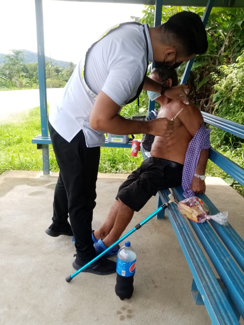 El adulto mayor, vecino de Coronado de Osa, recibió la segunda dosis de la vacuna mientras esperaba el bus para ir a hacer un mandado a Palmar Norte. Foto: Cortesía Área de Salud de Osa.