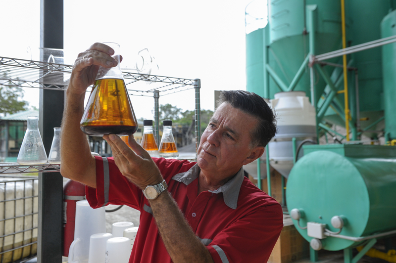Ricardo Herrera (arriba) desarrolló este proyecto de producción de biodiésel a partir de la grasa animal y, en ocasiones, también vegetal. Cualquier persona interesada puede adquirir el combustible en la planta de Herrera, ubicada en Santa Clara de San Carlos. | LUIS NAVARRO