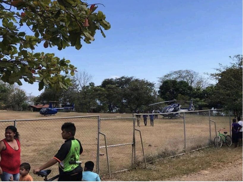 En esta fotografía tomada el 18 de febrero, en Costa de Pajaros, se observan los dos helicópteros en que viajó Fabricio Alvarado y personeros del PRN.