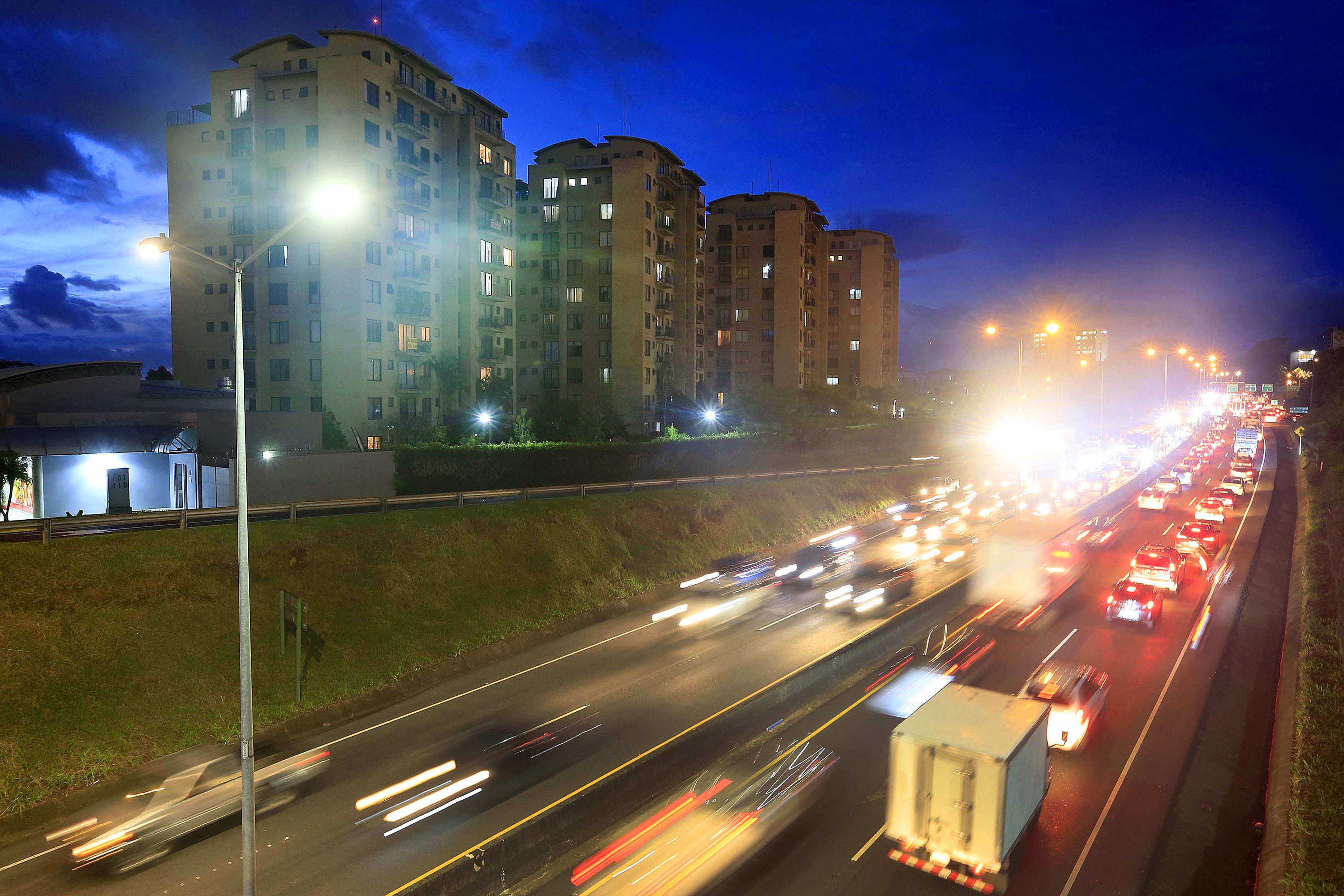 12/11/2019 Circunvalación, cerca de Pavas. Movilidad urbana: presas cerca de condominios verticales, condominios verticales y circunvalación, presas y grandes cantidades de automóviles. Foto: Rafael Pacheco