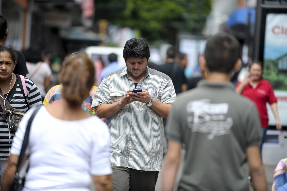 La mayor demanda de telefonía celular e internet influyeron en el aumento de 7% del sector de información y comunicaciones entre mayo del 2016 y mayo del 2017. LUIS NAVARRO/Archivo