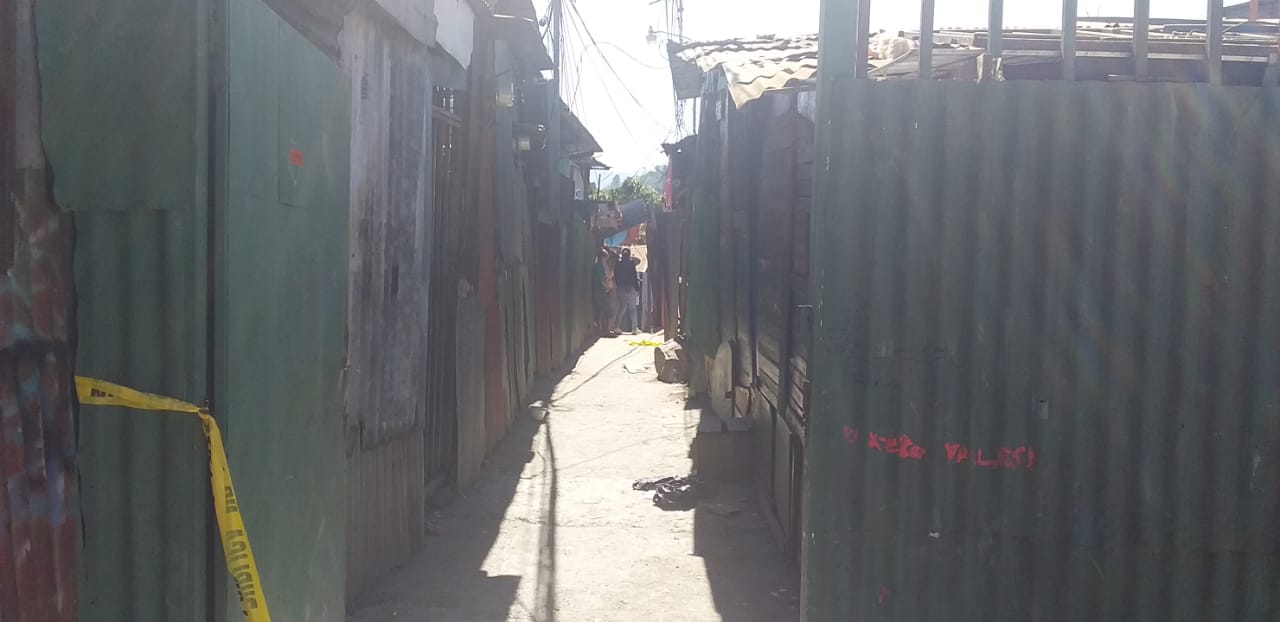 Al fondo de este pasadizo ocurrió el tiroteo. Los vecinos tuvieron que guarecerse ante la lluvia de balas con pistolas y un fusil Ak-47. Foto: Hugo Solano