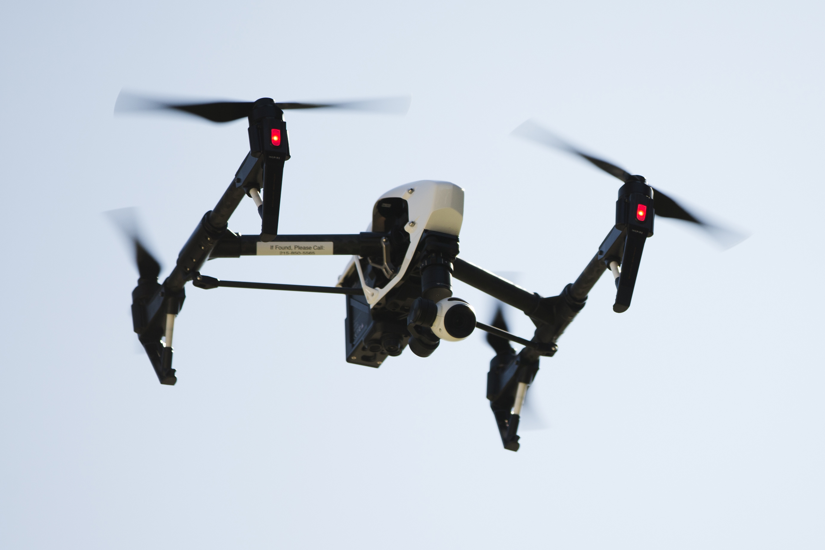 Los defensores de los drones señalan que pueden ofrecer enormes beneficios, desde inspeccionar tendidos eléctricos a entregar medicamentos en zonas remotas.