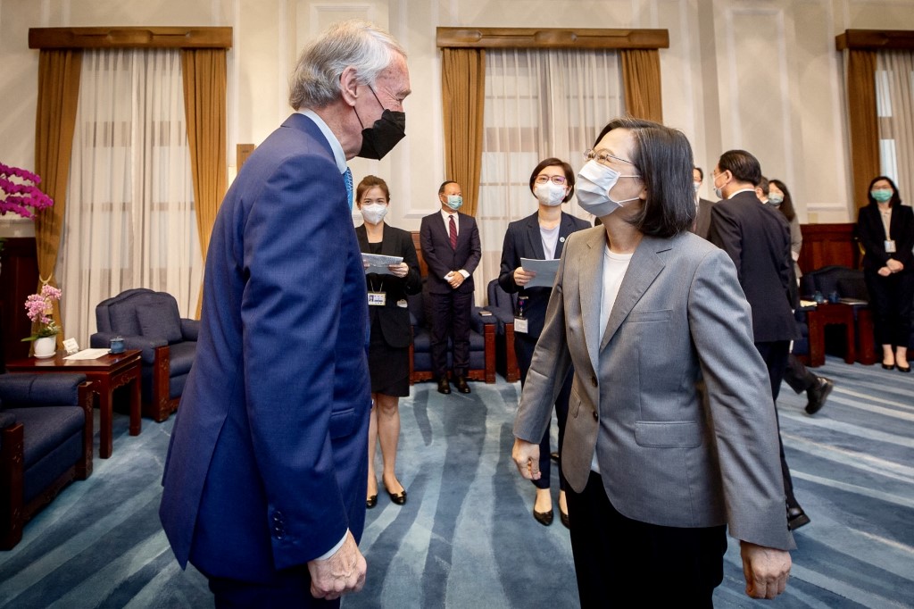 A handout picture taken and released by Taiwan�s Presidential Office on August 15, 2022 shows Taiwan President Tsai Ing-wen (R) speaking with US Senator ED Markey (L) at the Presidential Office in Taipei. (Photo by Handout / various sources / AFP) / RESTRICTED TO EDITORIAL USE - MANDATORY CREDIT � AFP PHOTO / Taiwan�s Presidential Office � - NO MARKETING - NO ADVERTISING CAMPAIGNS - DISTRIBUTED AS A SERVICE TO CLIENTS