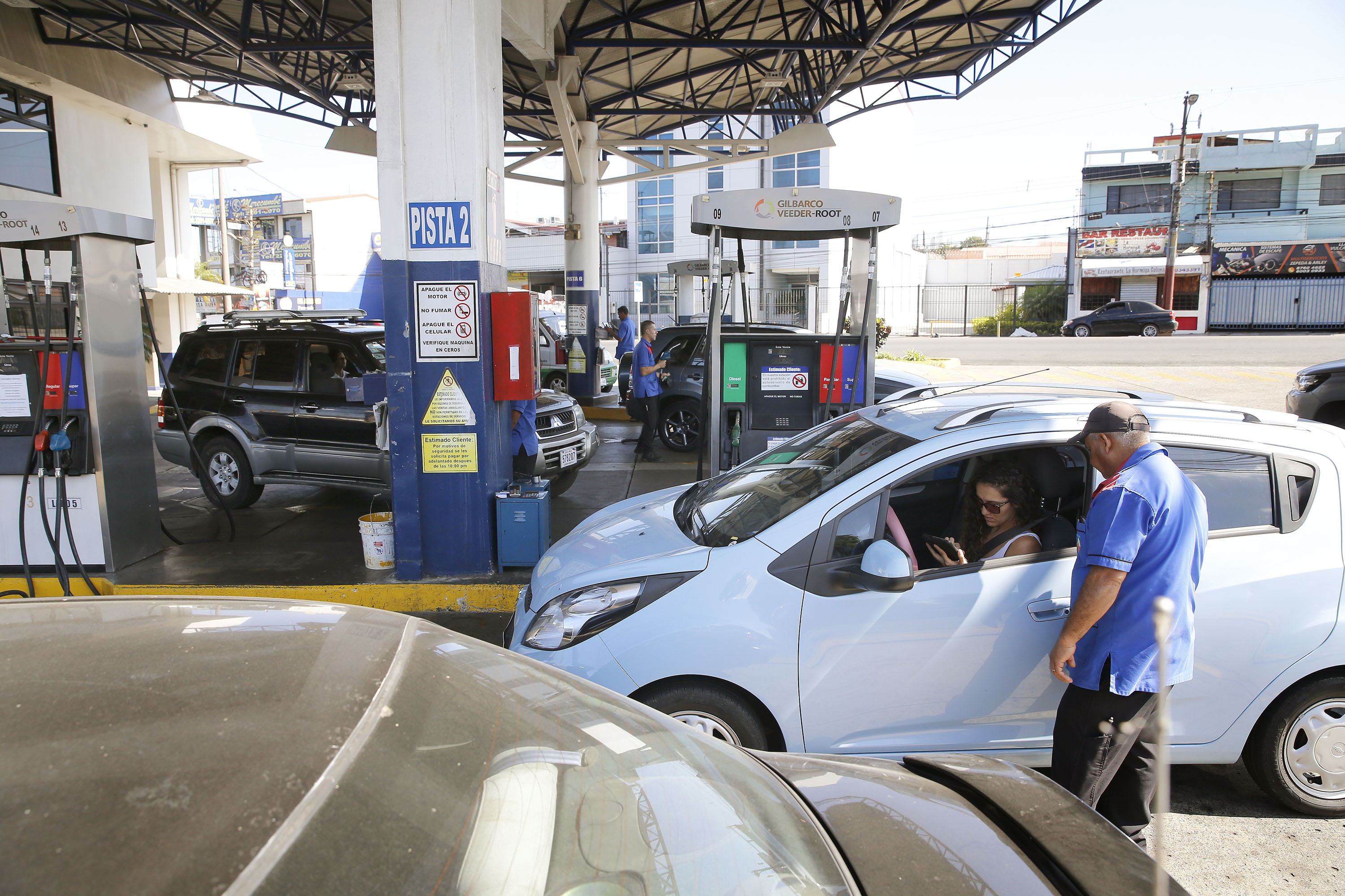 01/04/2019. San José. La entrega de factura electrónica en gasolineras inició de forma normal en San José. En la foto: En la gasolinera Favorita en Pavas el movimiento de vehículos fue normal. Foto: Albert Marín.