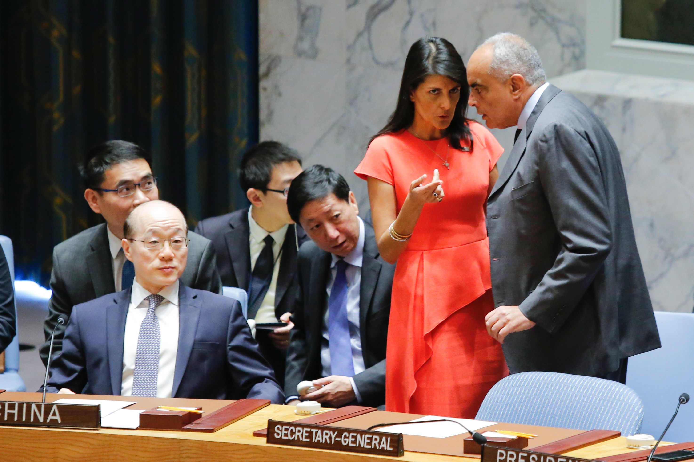 La embajadora de Estados Unidos ante Naciones Unidas, Nikki Haley, conversó con el presidente del Consejo de Seguridad, el embajador de Egipto, Amr Abdellatif Aboulatta, antes de votar las medidas contra Corea del Norte.