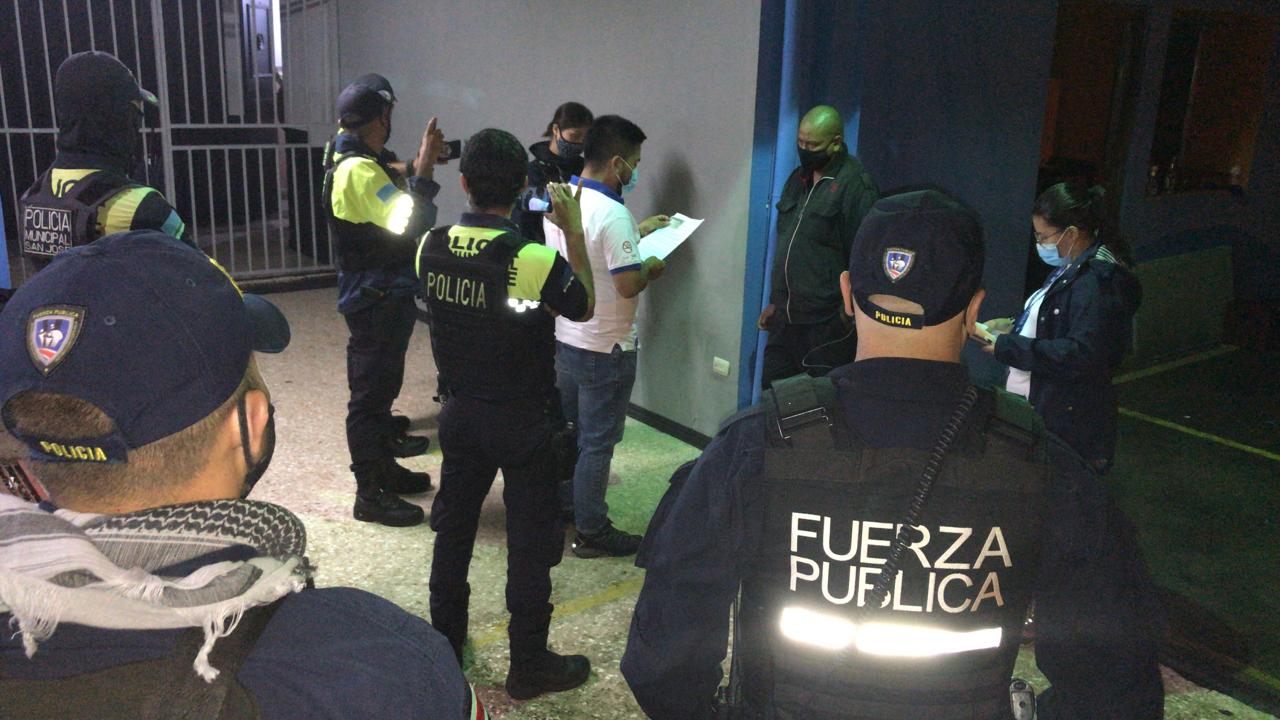 Momento en que un funcionario del Ministerio de Salud lee la orden sanitaria a la persona que respondió por un evento ilegal que se desarrollaba al momento de la clausura del sitio. Foto: Policía Municipal para LN.