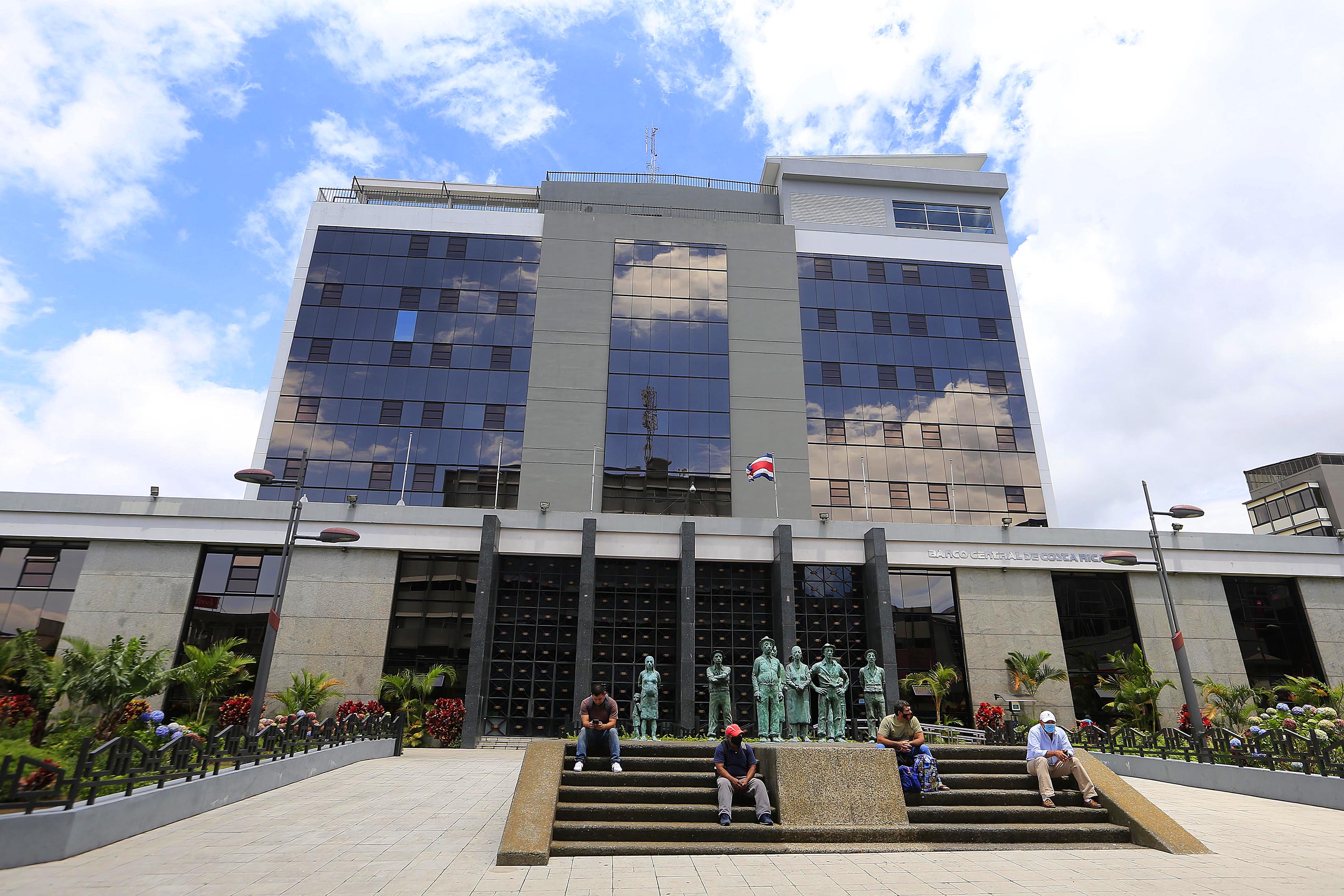 Edificio del Banco Central de Costa Rica con su icónica escultura en la entrada, ubicado en San José. En 2026, la entidad analizará ajustes en su meta de inflación según su Plan Estratégico 2025-2030.