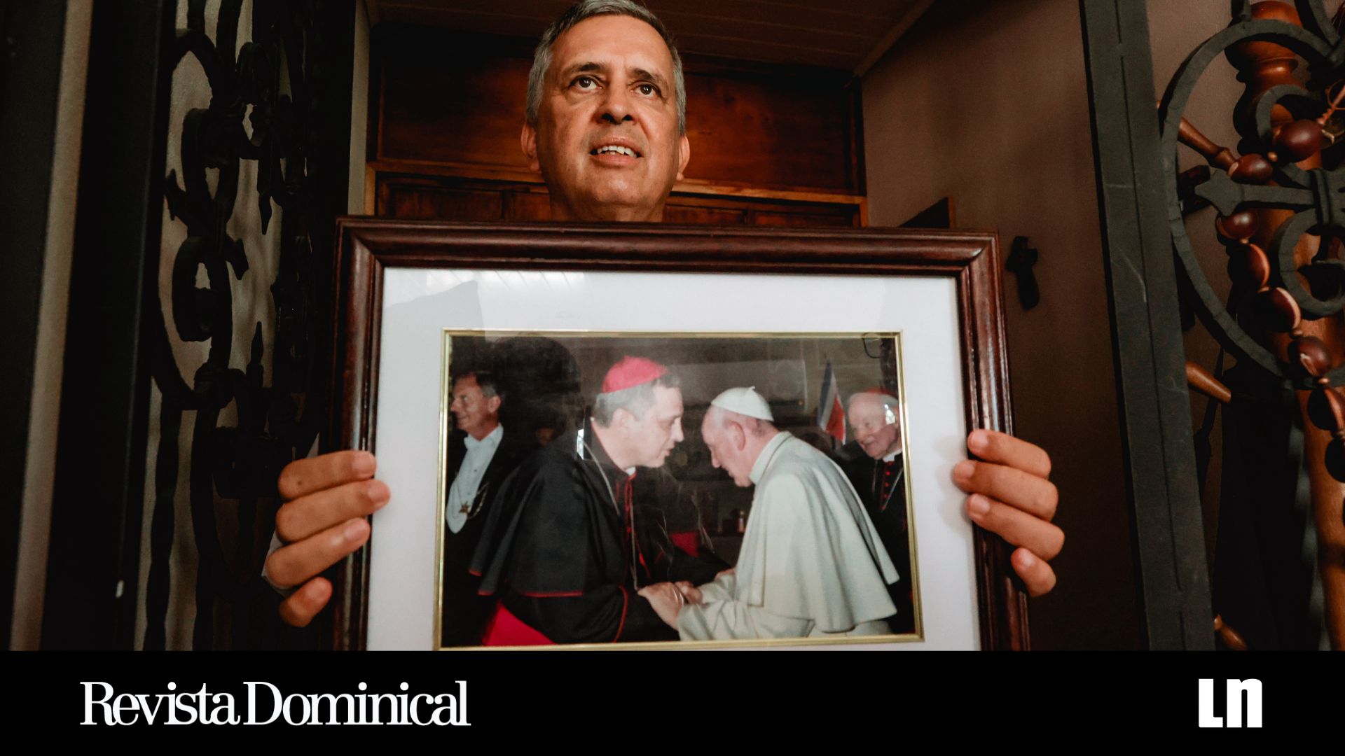 El obispo de Tilarán, Manuel Eugenio Salazar, guarda con cariño la fotografía de la primera vez que habló con el papa Francisco.