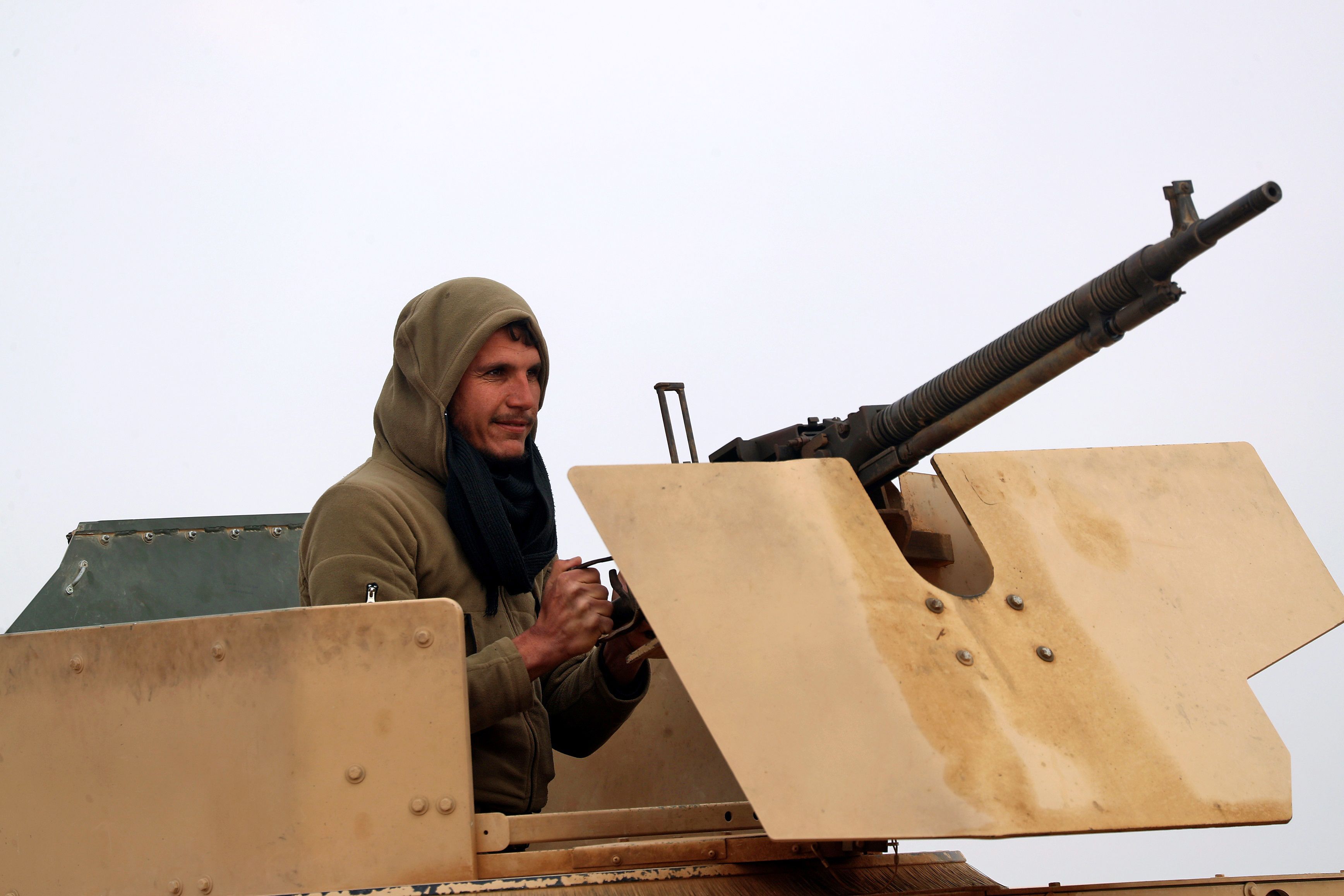 Un combatiente de las Fuerzas Democráticas Sirias (SDF) respaldado por Estados Unidos se sienta sobre un vehículo militar durante una operación para expulsar a los yihadistas del grupo del Estado Islámico (EI) de la zona de Baghouz, en la provincia siria oriental de Deir Ezzor, el 14 de febrero de 2019.
Foto: AFP