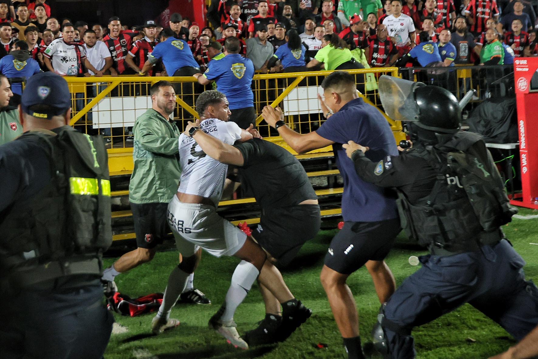 27/12/24 Estadio Morera Soto, Alajuela. La Liga Deportiva Alajuelense contra al Club Sport Herediano, Final. Fotos: Jorge Navarro para La Nación y La Teja.