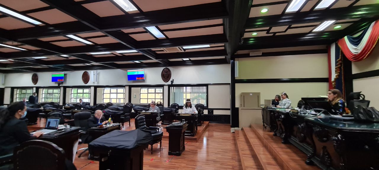 Los ministros de Hacienda, Elian Villegas, y de Planificación, Pilar Garrido, presentan detalles del Segundo Presupuesto Extraordinario de la República. Foto: Cortesía PLN.