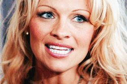 SYD683 SYDNEY (AUSTRALIA) 13/02/06 .- La actriz y modelo Pamela Anderson habla con la prensa en Sydney, martes 14 de febrero. Anderson se encuentra en Australia para promover los M&M verdes. EFE/PAUL MILLER - PROHIBIDO SU USO EN AUSTRALIA Y NUEVA ZELANDA