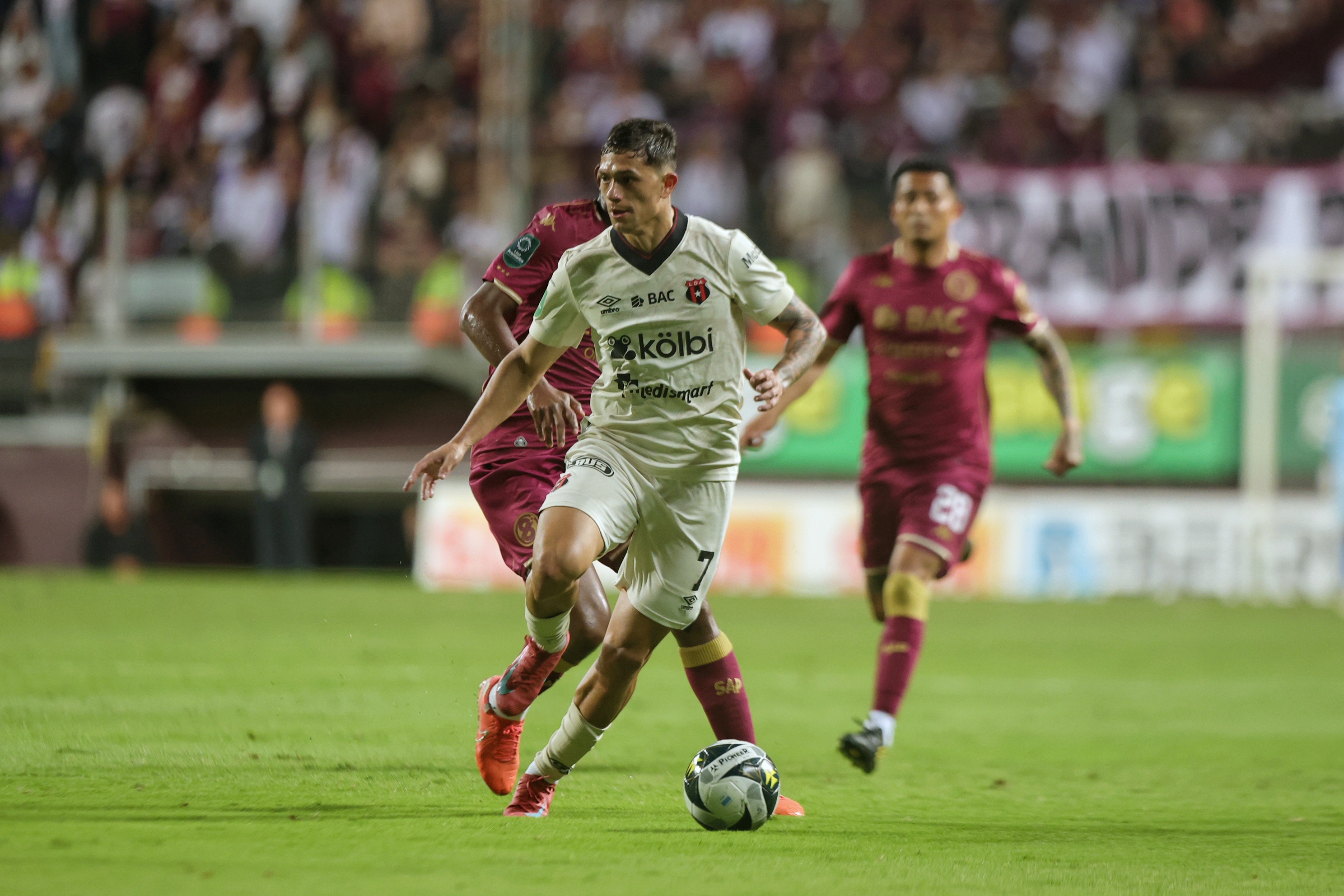 30/08/2025/ juego entre Deportivo Saprissa vs Liga Deportiva Alajuelense por el clásico nacional en la jornada 6 del torneo clausura 2025 en el estadio Ricardo Saprissa / foto John