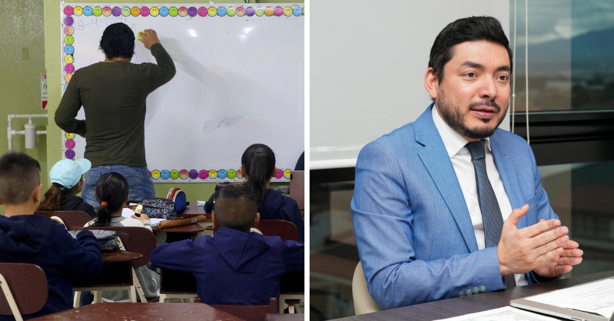 Un docente escribe en la pizarra, y por el otro lado el viceministro de Planificación del MEP, Leonardo Sánchez.