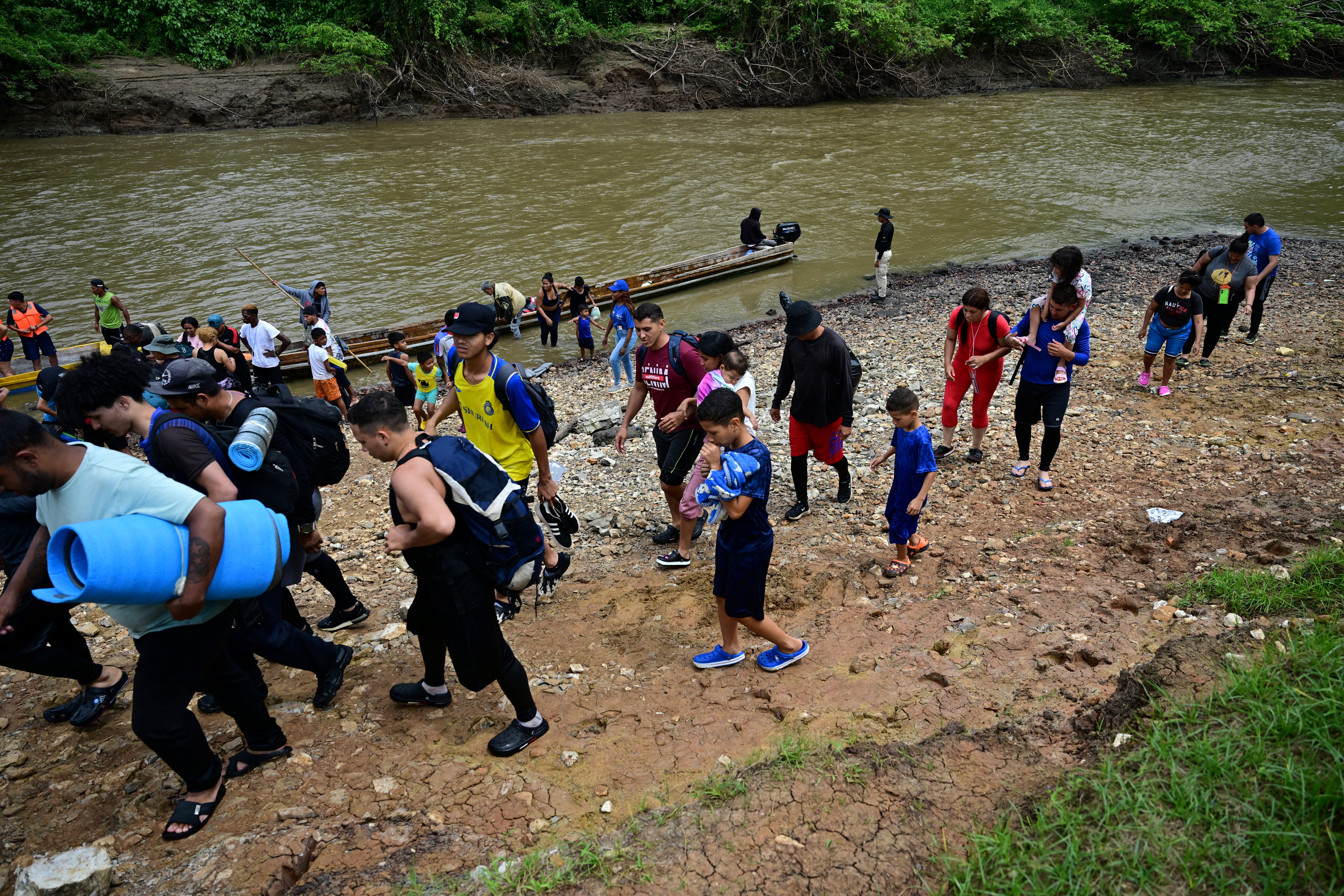 Los migrantes caminan a su llegada al Centro de Recepción Temporal de Migrantes en Lajas Blancas, en la provincia selvática de Darién, a 250 km al este de la Ciudad de Panamá. Foto: Martin Bernetti