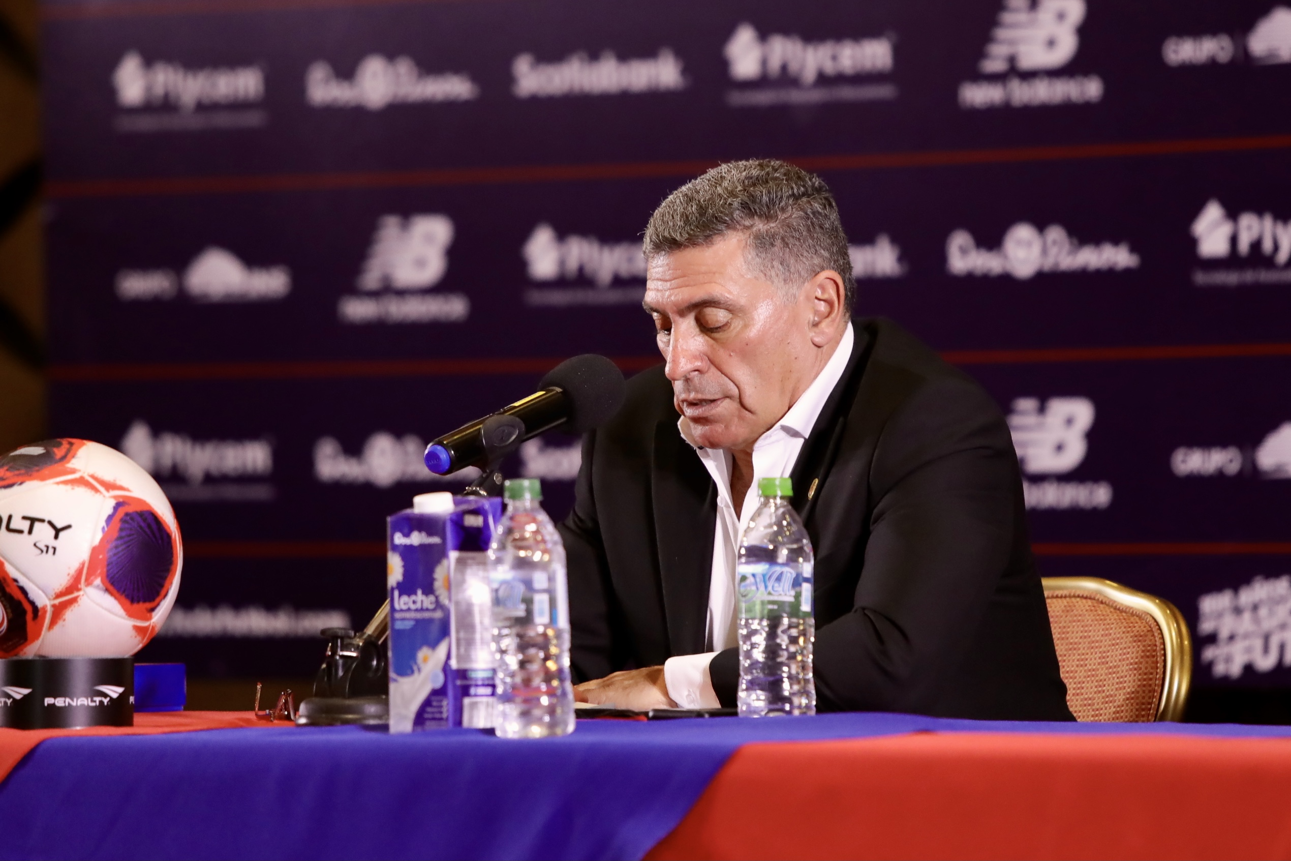 25/06/2021 La presentación del nuevo entrenador de la selección Nacional, el presidente de la federacion Rodolfo Villalobos, y el Tecnico Luis Fernando Suárez. Alonso Tenorio