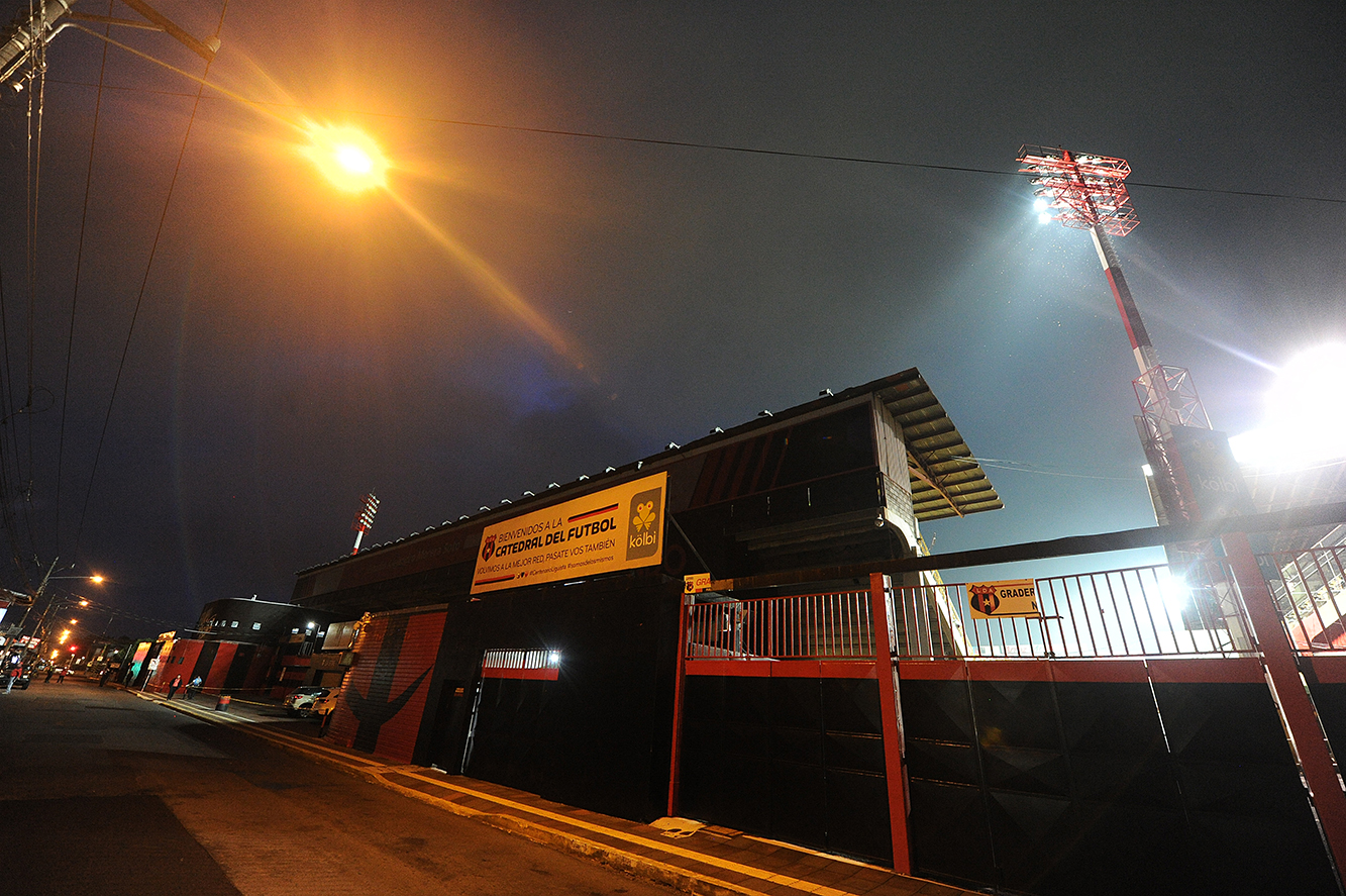 Esta imagen del Estadio Alejandro Morera Soto corresponde a 2020, cuando el fútbol se jugaba a puerta cerrada por la pandemia. Este miércoles será algo así, sin público, con portones cerrados, pero por un castigo por conductas racistas de unos pocos. Fotos: Jorge Navarro