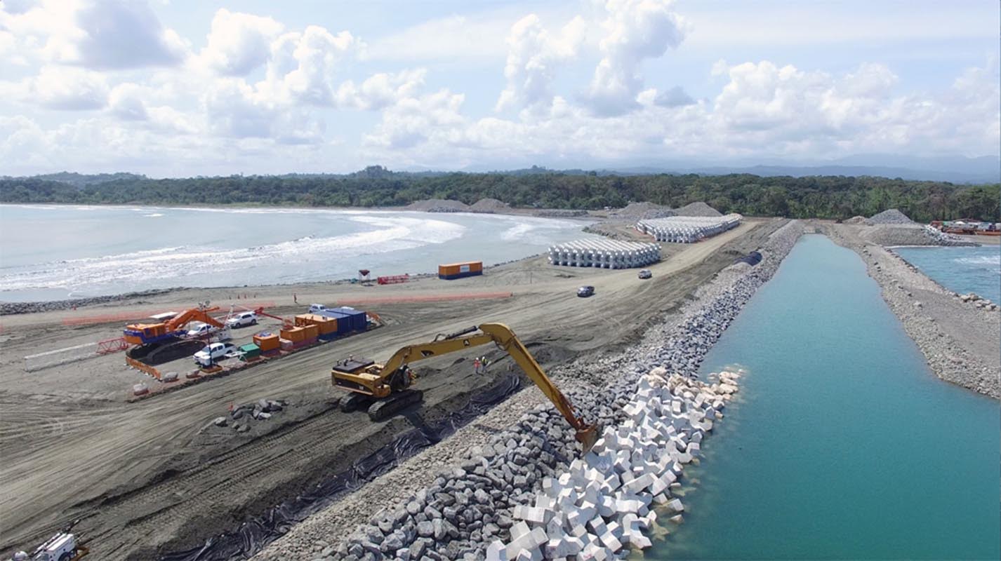 La fecha original para entregar el puerto, de acuerdo con el contrato de concesión, era el 19 de enero de 2018. Sin embargo, atrasos relacionados al proceso constructivo obligaron a la firma holandesa a aplazar la fecha de entrega.