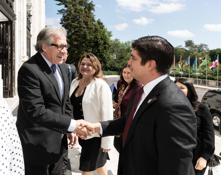 El presidente Carlos Alvararo junto a Luis Almagro, secretario general de la Organización de los Estados Americanos (OEA).