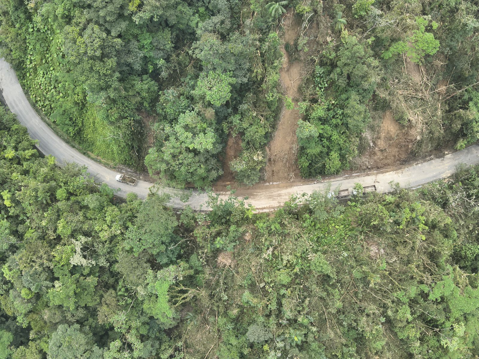 fotografías tomadas con dron la tarde de este sábado durante la inspección realizada por autoridades del MOPT y la CNE del kilómetro 28 de la Ruta Nacional 32,