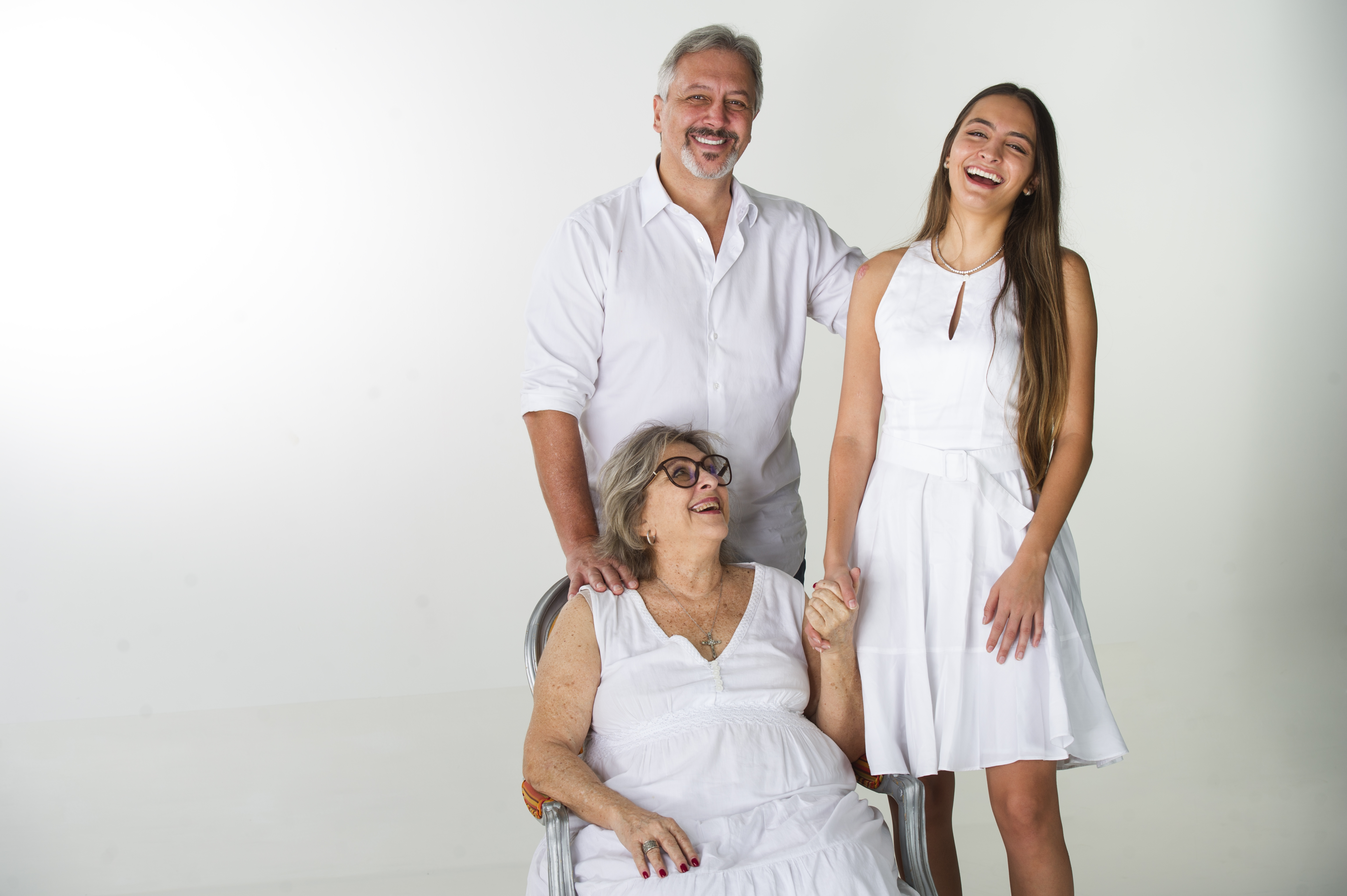 01/11/2022 En la fotografía Amanda Fiatt sobreviviente de cancer, la acompañan su padre Rodrigo y Lisbeth Fiatt / fotografía Marvin Caravaca.