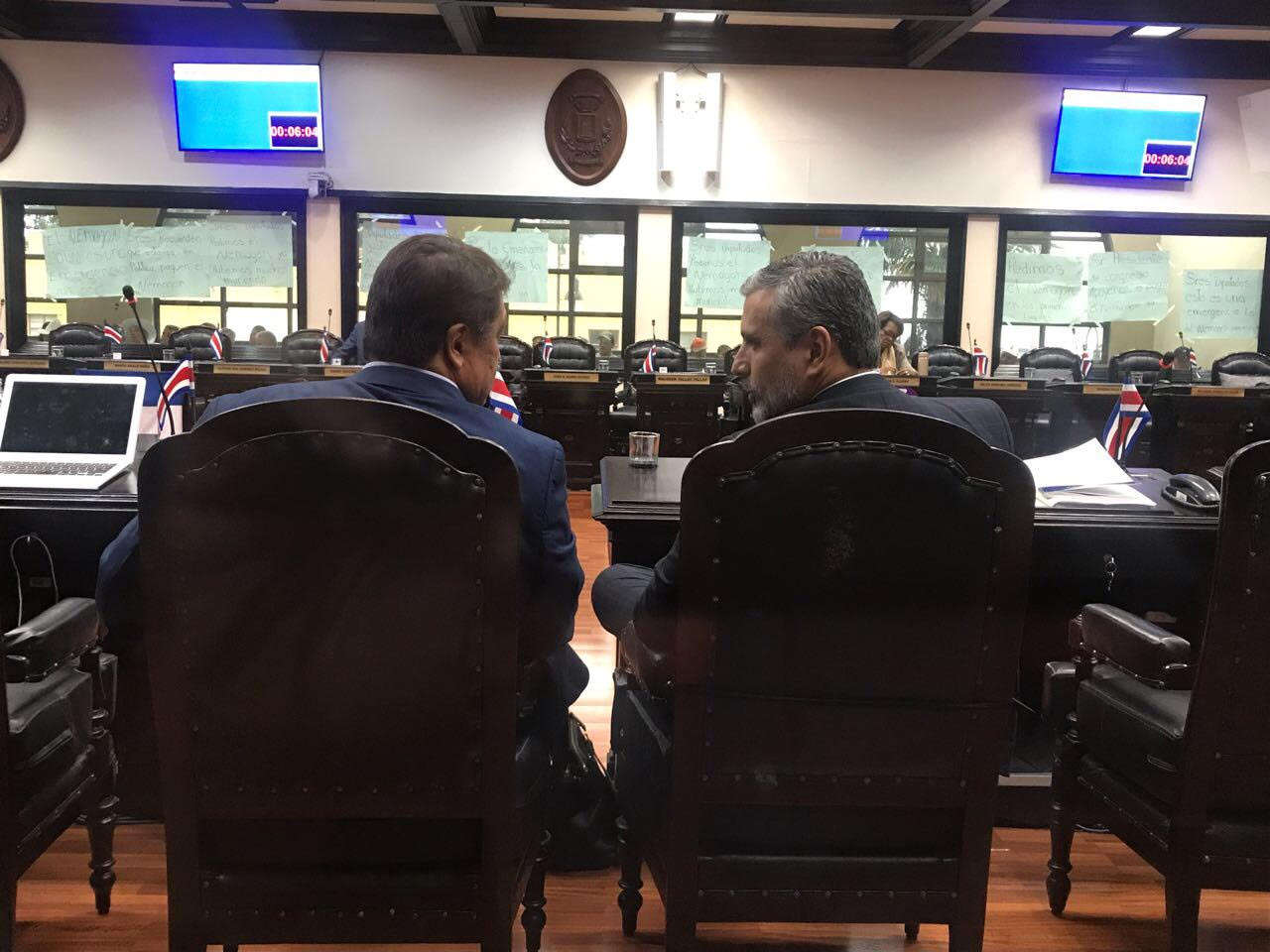 Los diputados Víctor Morales Zapata y Otto Guevara son dos de los cinco funcionarios públicos que fueron denunciadas ante la Procuraduría de la Ética por sus nexos con el importador cementero, Juan Carlos Bolaños.