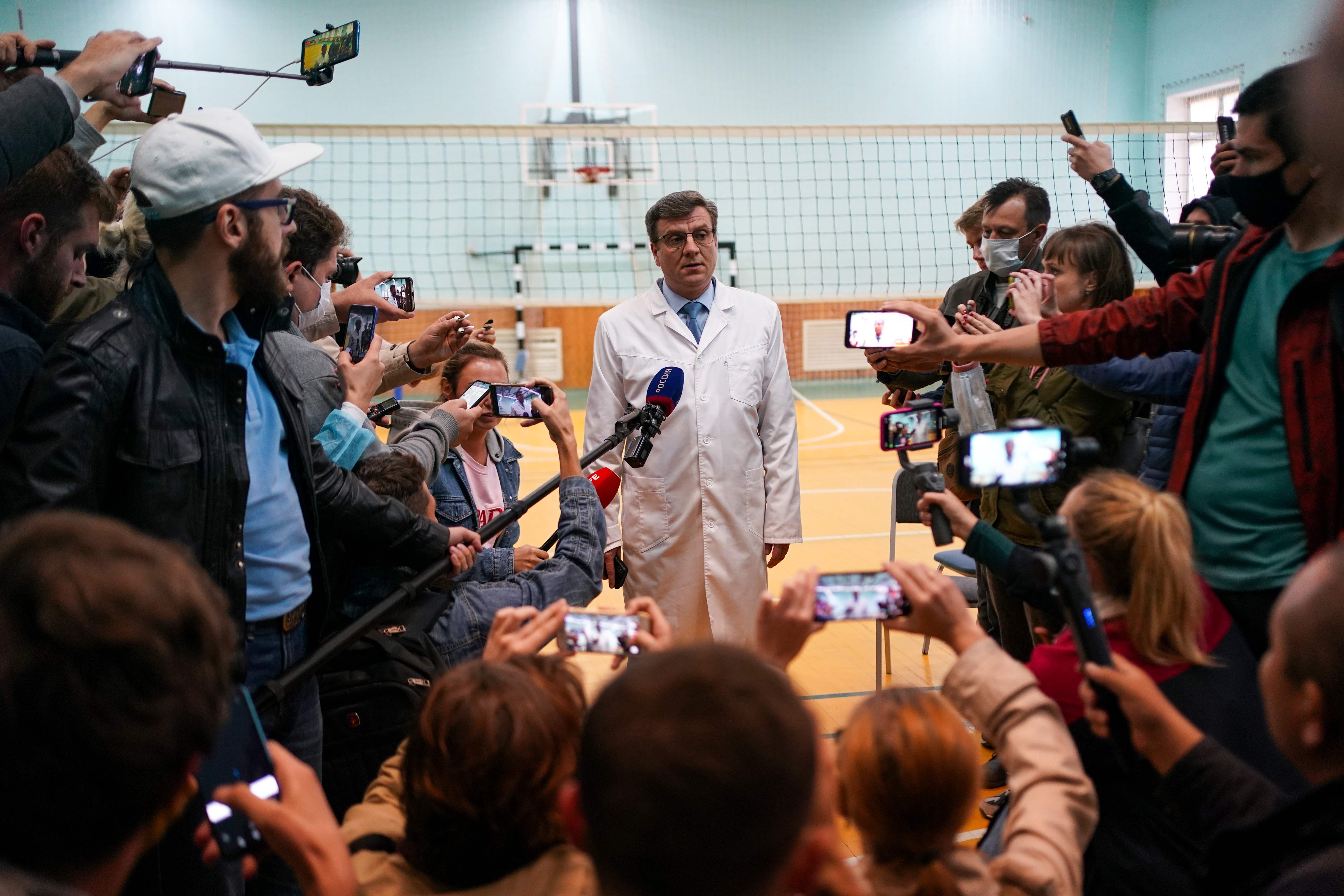 Alexander Murakhovsky, chief doctor at Omsk Emergency Hospital No. 1 where Alexei Navalny was admitted after he fell ill in what his spokeswoman said was a suspected poisoning, speaks to the media in Omsk on August 21, 2020. - The wife of the Russian opposition leader Alexei Navalny on August 21, 2020 made a direct appeal to President Vladimir Putin to permit her husband's medical evacuation to Germany. Navalny, a 44-year-old lawyer and anti-corruption campaigner who is among President Vladimir Putin's fiercest critics, was hospitalised in Omsk after he lost consciousness while on a flight and his plane made an emergency landing. (Photo by Dimitar DILKOFF / AFP)