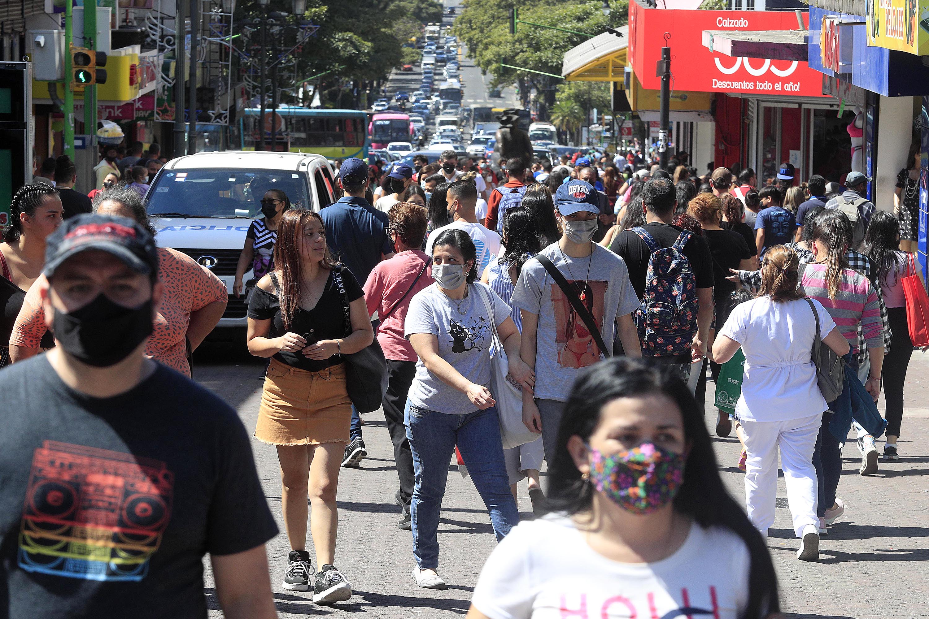 22/12/2021 Avenida Central y Paseo Colón, San José. En medio del tumulto por las compras de última hora antes de Navidad, y pese al insistente llamado de las autoridades de Salud ante la amenaza latente de una tercera ola de covid-19, todavía se nota a muchas personas llevando mal colocada la mascarilla o sin usarla del todo. Además muchos vehículos circulando, al tiempo que se empieza a vencer el tiempo para cancelar el marchamo y ha disminudo el tiempo de restricción vehicular