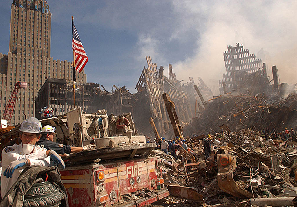Bomberos y rescatistas luchan contra incendios mientras buscan sobrevivientes en las ruinas del World Trade Center, en Nueva York, el 13 de setiembre del 2001.