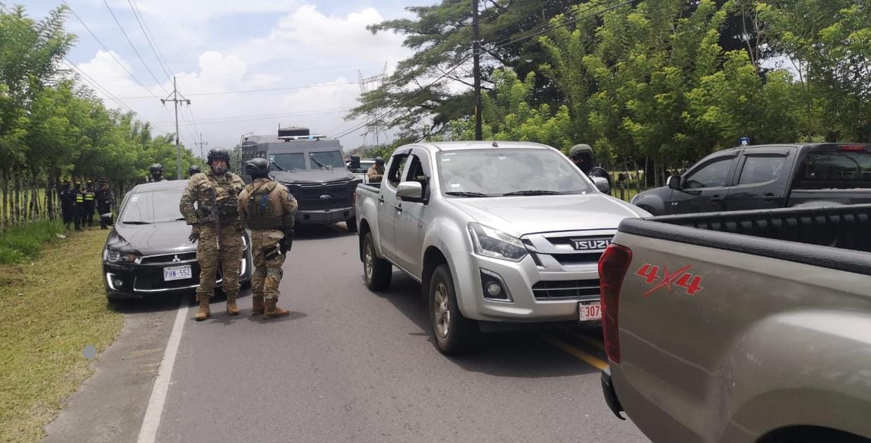 La policía lanzó la mañana de este viernes un fuerte operativo en el cantón de Pococí, Limón, en el que participan cerca de 200 efectivos para tratar de detener al líder de un grupo criminal que difundió un audio en que ofrece pagar a quien mate oficiales de la Fuerza Pública y del Organismo de Investigación Judicial (OIJ). Fotos Reiner Montero
