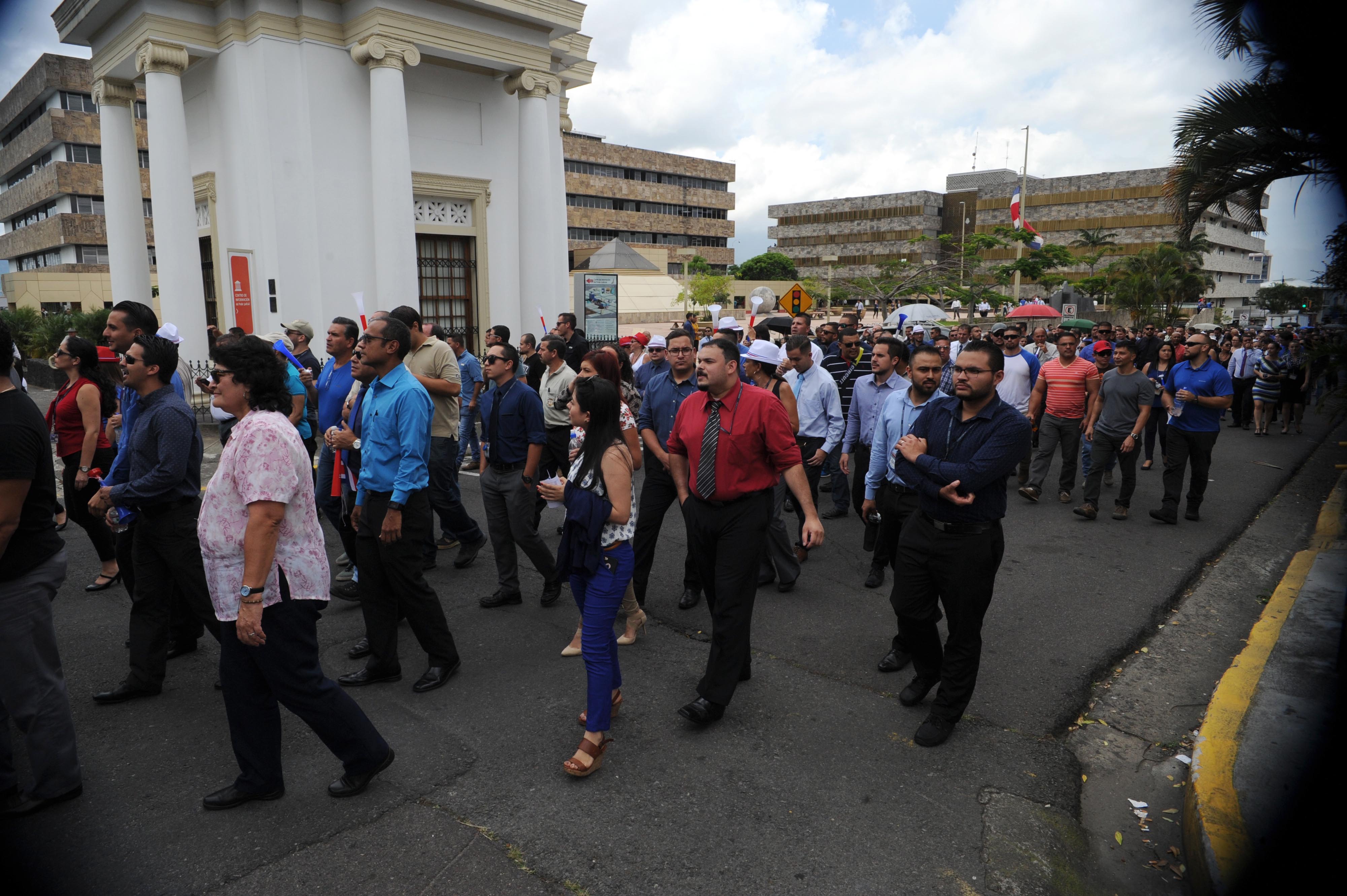 21/07/2017 Tribunales de Justicia. Buena cantidad de funcionarios del Poder Judicial, se hicieron presentes en una pequeña manifestación alrededor de los tribunales de justicia y OIJ.San José. Seguimiento a la Huelga de el Poder Judicial,que se mantendrá de esta manera hasta el miércoles 26 de julio del 2017, los cuales protestan por cambio en pensiones , esto afectado suspencón incluso de cadáveres en la medicatura Forense.
Foto de: Diana Méndez.