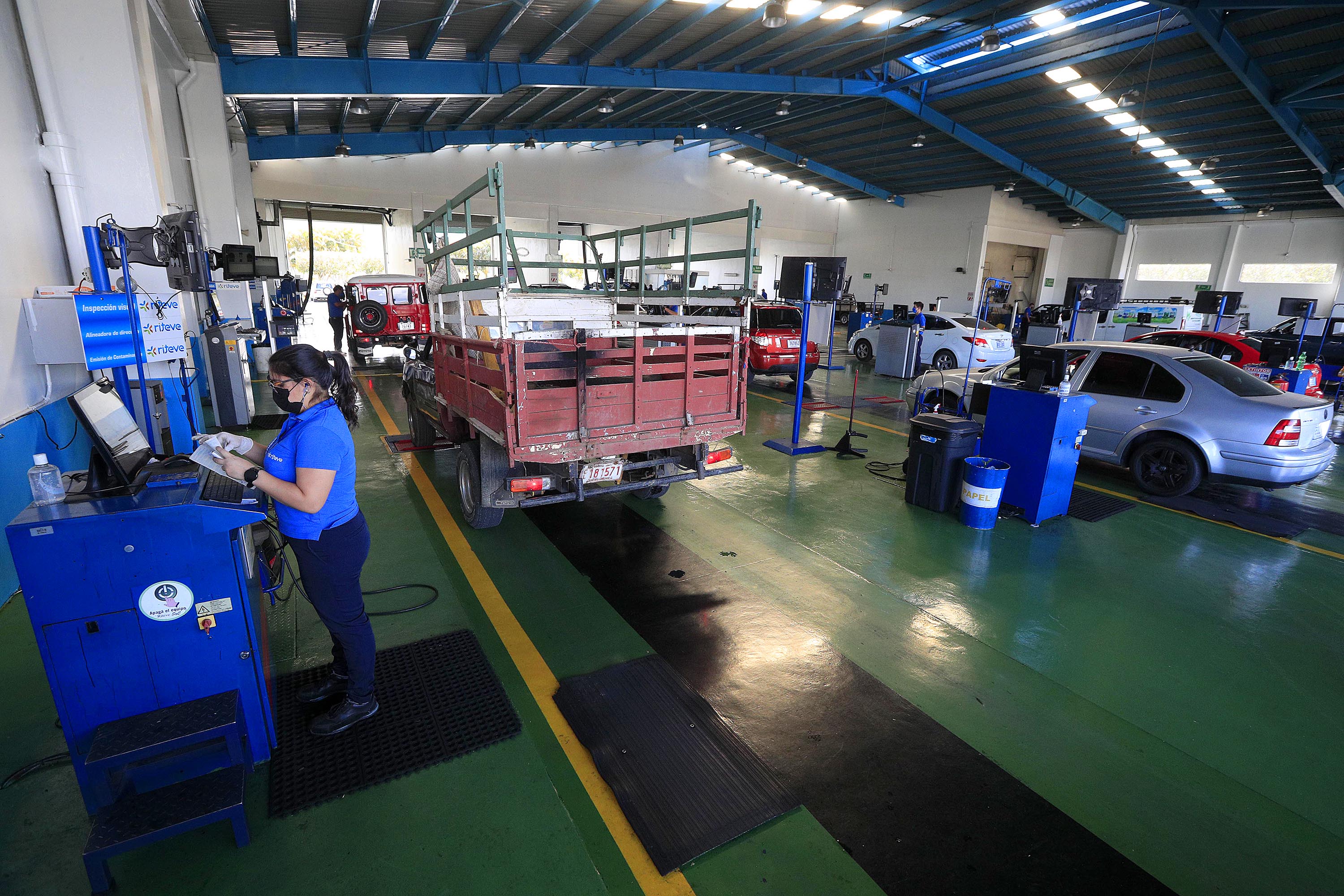 01/02/2022 Tejar del Guarco, Cartago. Estación de Riteve trabajaba full este lunes por la tarde, al tiempo que Costa Rica está a seis meses de quedarse sin revisión técnica vehicular. Ello debido a la lentitud del Estado por echar a andar el proceso licitatorio para un nuevo contrato y el rechazo de la Contraloría General de la República de prorrogar el convenio con Riteve. Francini Monge revisó los vehículos en la entrada de la primera línea.
