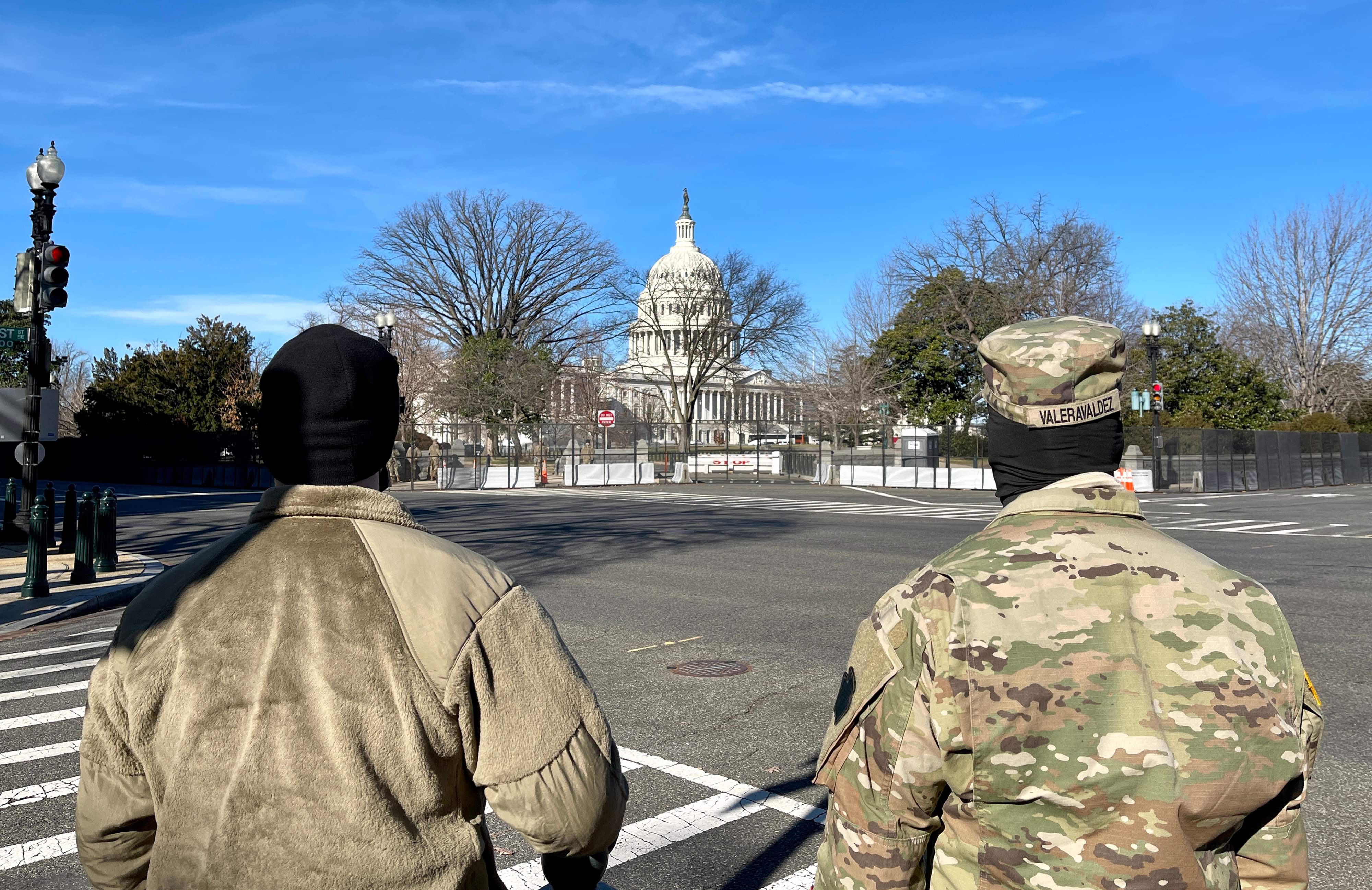 US National Guard soldiers guard the grounds of the US Capitol from behind a security fence in Washington, DC, on January 9, 2021. - US Democrats on January 9 were readying for an unprecedented second impeachment of Donald Trump as the defiant US President showed no signs of stepping down after the deadly violence at the Capitol on January 6. (Photo by Daniel SLIM / AFP)
