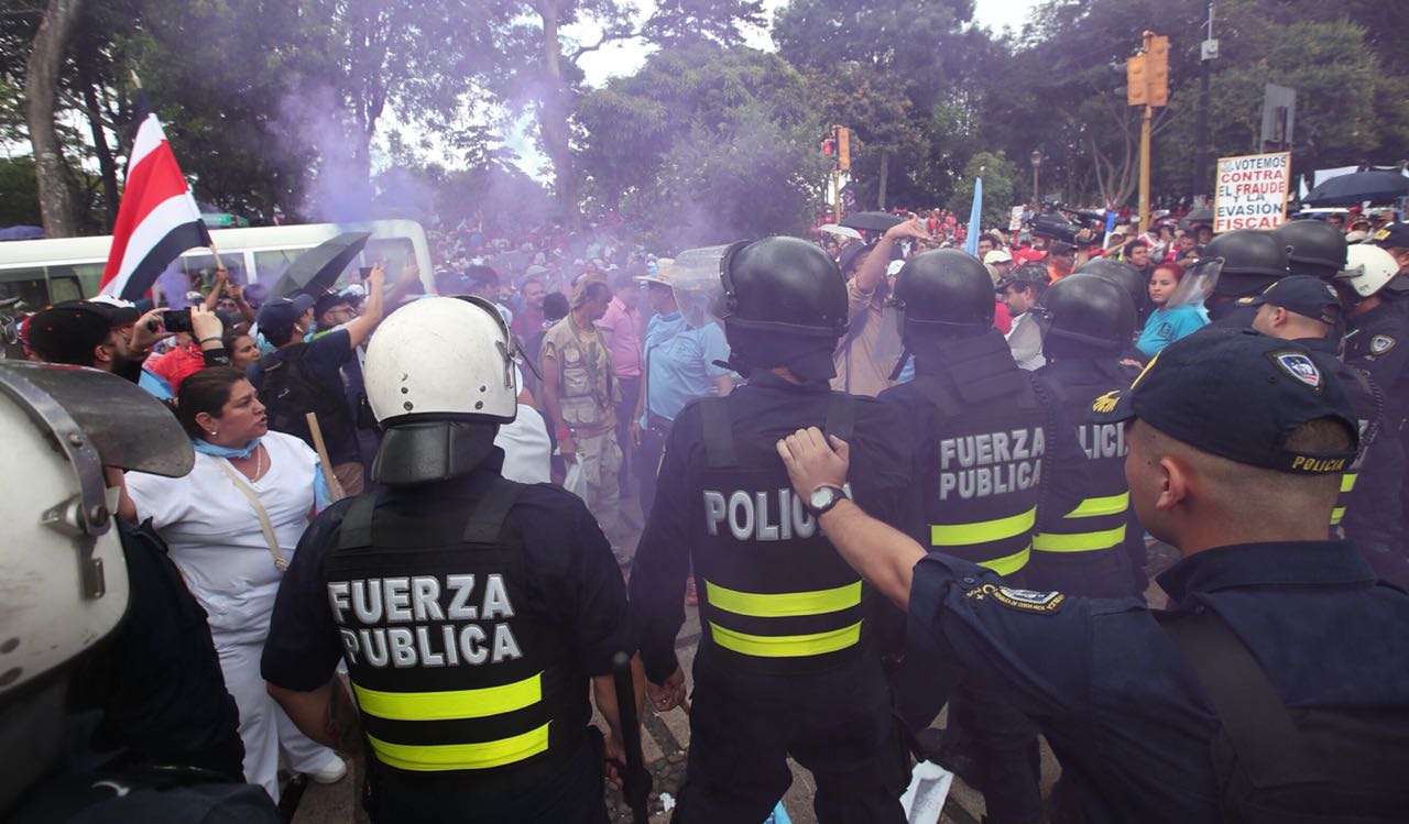 Manifestantes lanzaron bengalas a la policía en su intento por ingresar al bulevar de la Asamblea Legislativa. Graciela Solís.