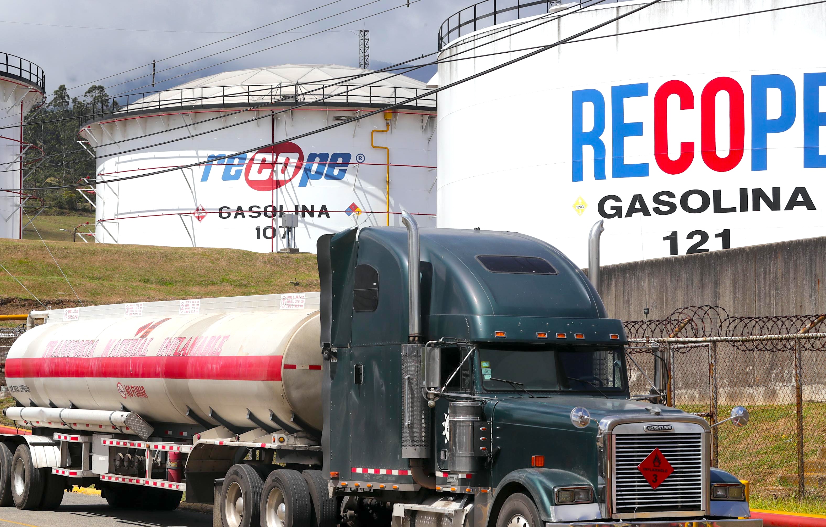 Camión cisterna saliendo de un plantel de Recope en Costa Rica, mientras empresarios temen escasez de combustibles en puntos de venta debido a la lentitud en la gestión de ventas tras un ataque informático.