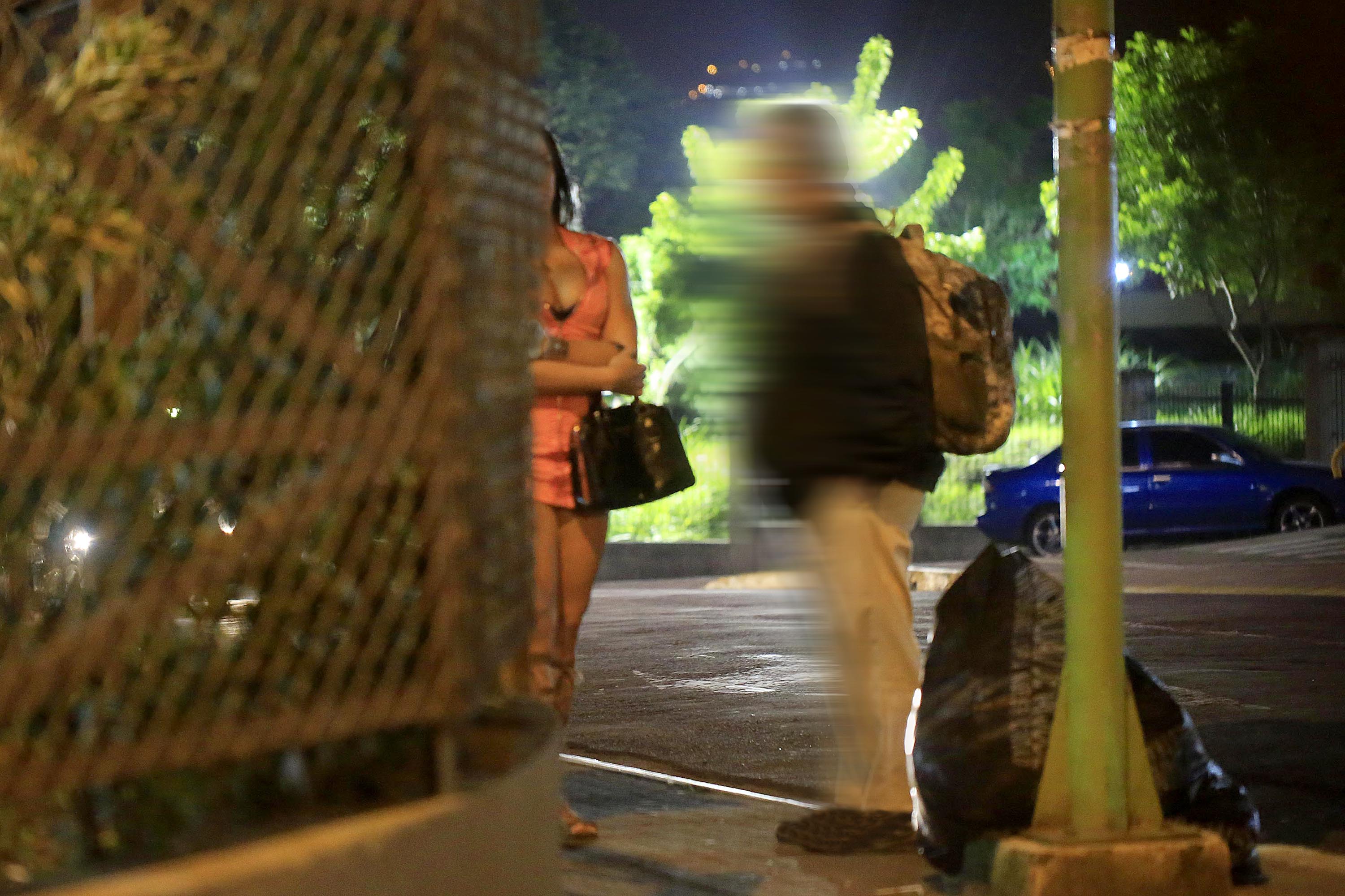 19/06/2018 San José. Recorrido por puntos capitalinos donde se ubican prostitutas y travestis para ofrecer sus servicios sexuales, para ilustrar trabajo relacionado con aumento en el número de denuncias relacionadas con delitos sexuales desde 2004. Barrio La Cruz, hacia el sur del centro capitalino, es otro de los lugares con presencia de estas personas. Esta foto se tomó a las 8:40 p.m. Foto: Rafael Pacheco
